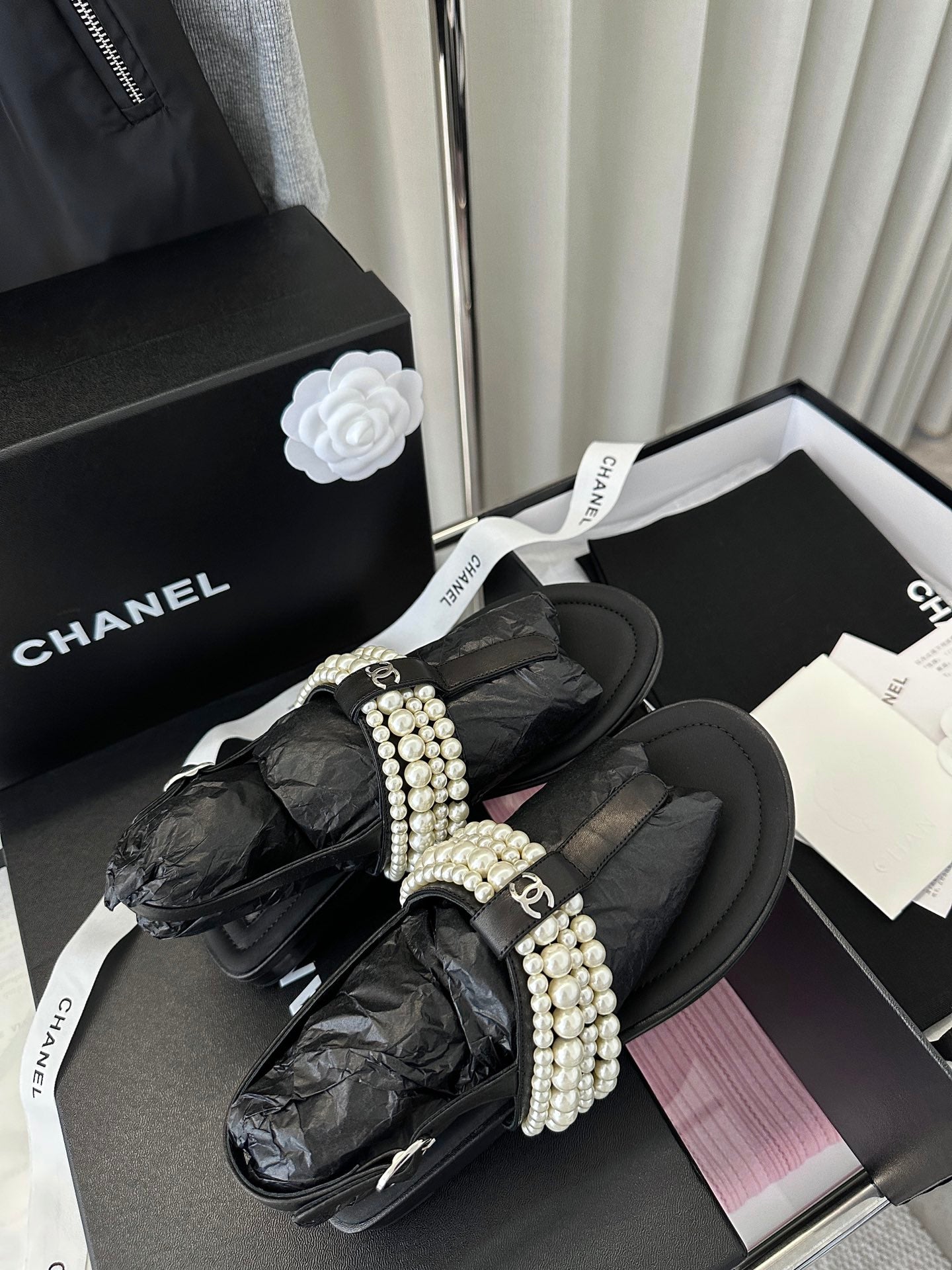 CLASSIC THONG SANDALS PEARL CHAIN IN BLACK LAMBSKIN - 35