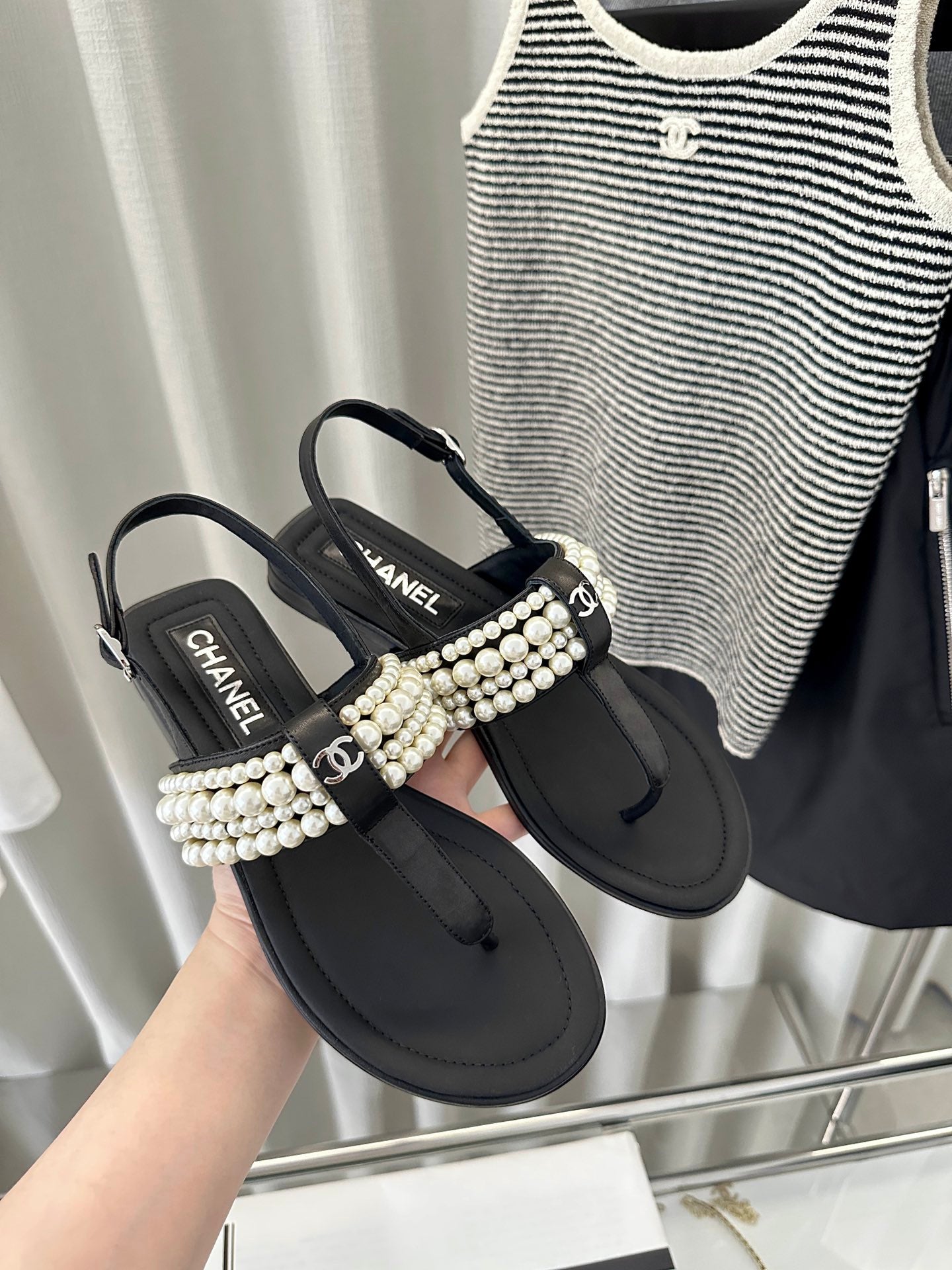 CLASSIC THONG SANDALS PEARL CHAIN IN BLACK LAMBSKIN - 35