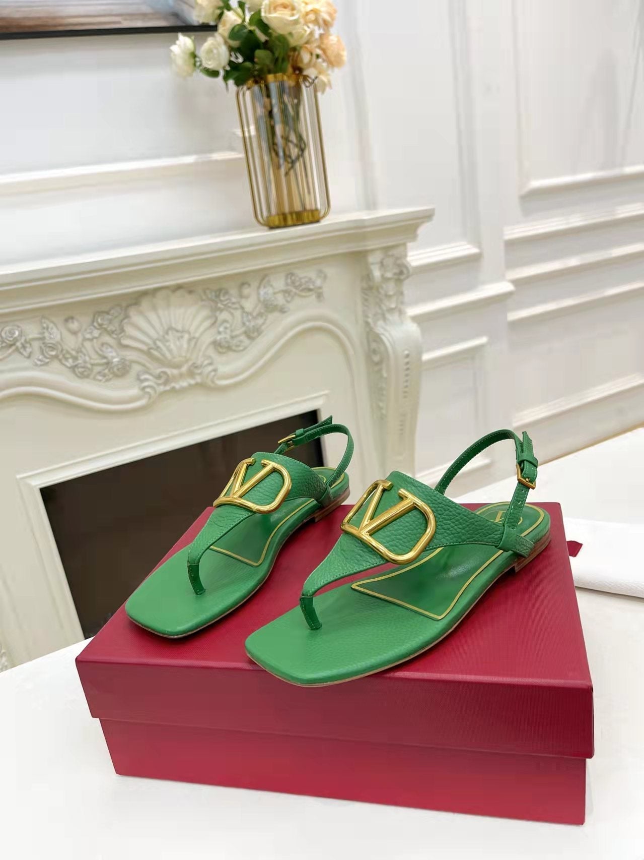 THONG SANDALS IN EMERALD GREEN CALFSKIN WITH GOLD LOGO - 34