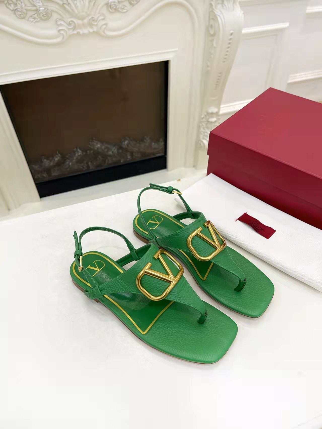 THONG SANDALS IN EMERALD GREEN CALFSKIN WITH GOLD LOGO - 34