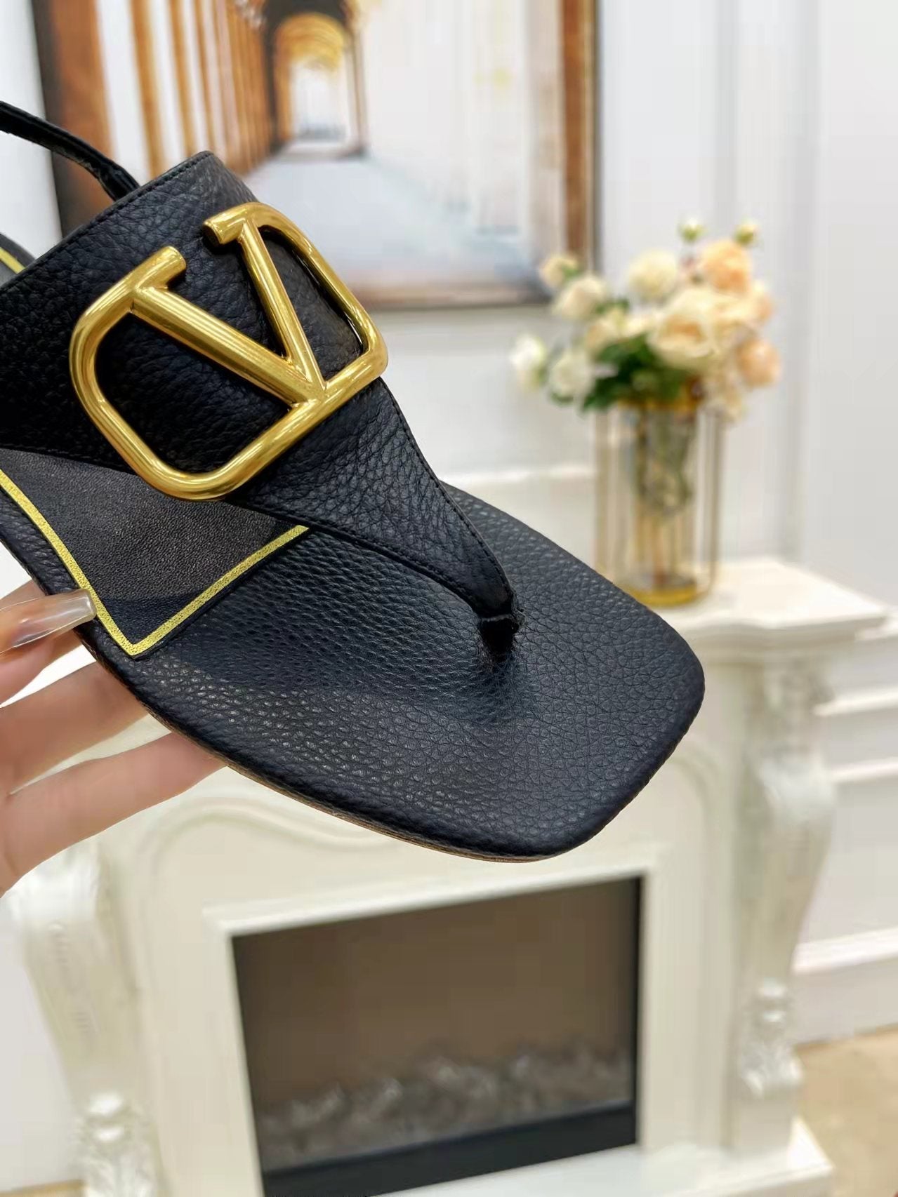 THONG SANDALS IN BLACK CALFSKIN WITH GOLD LOGO - 34