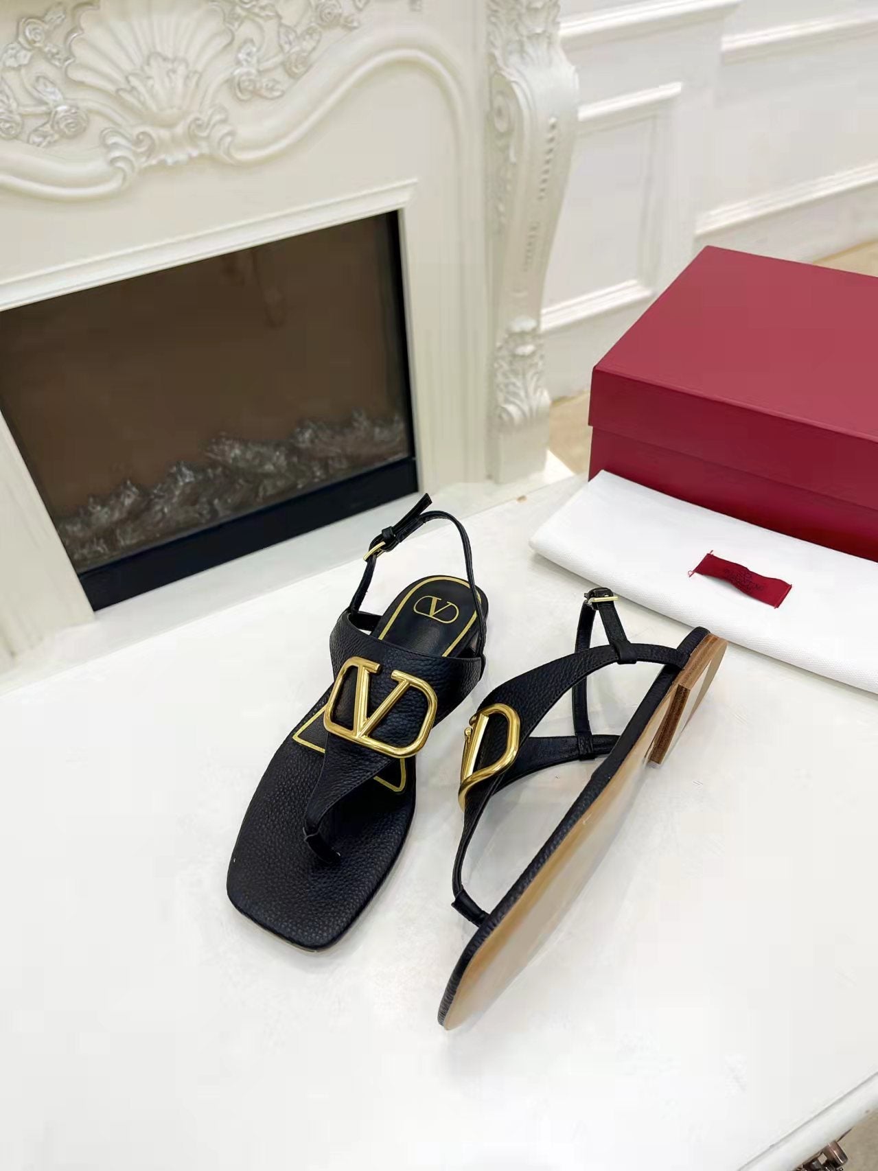 THONG SANDALS IN BLACK CALFSKIN WITH GOLD LOGO - 34