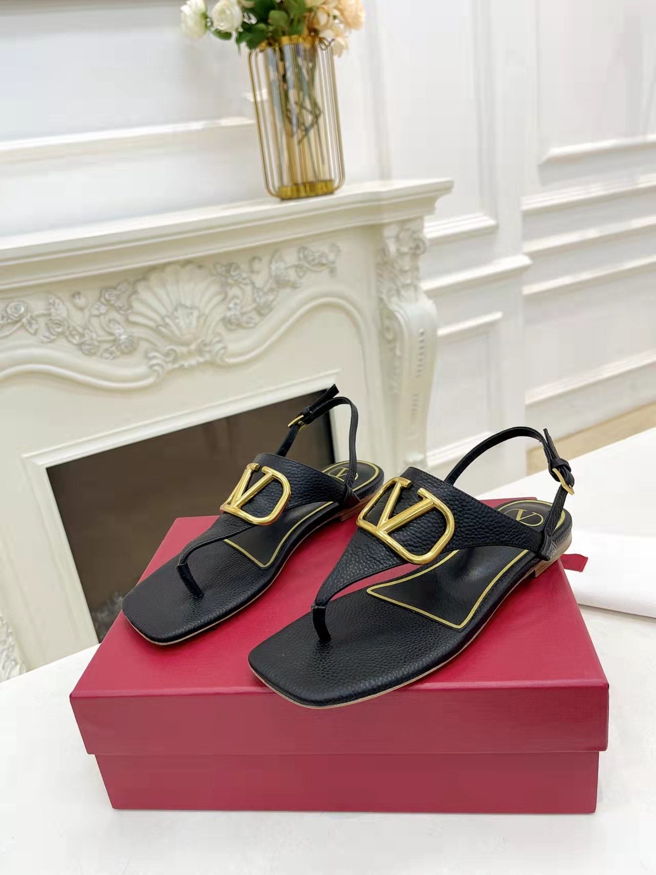 THONG SANDALS IN BLACK CALFSKIN WITH GOLD LOGO - 34