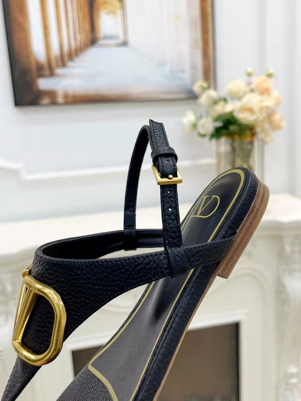 THONG SANDALS IN BLACK CALFSKIN WITH GOLD LOGO - 34