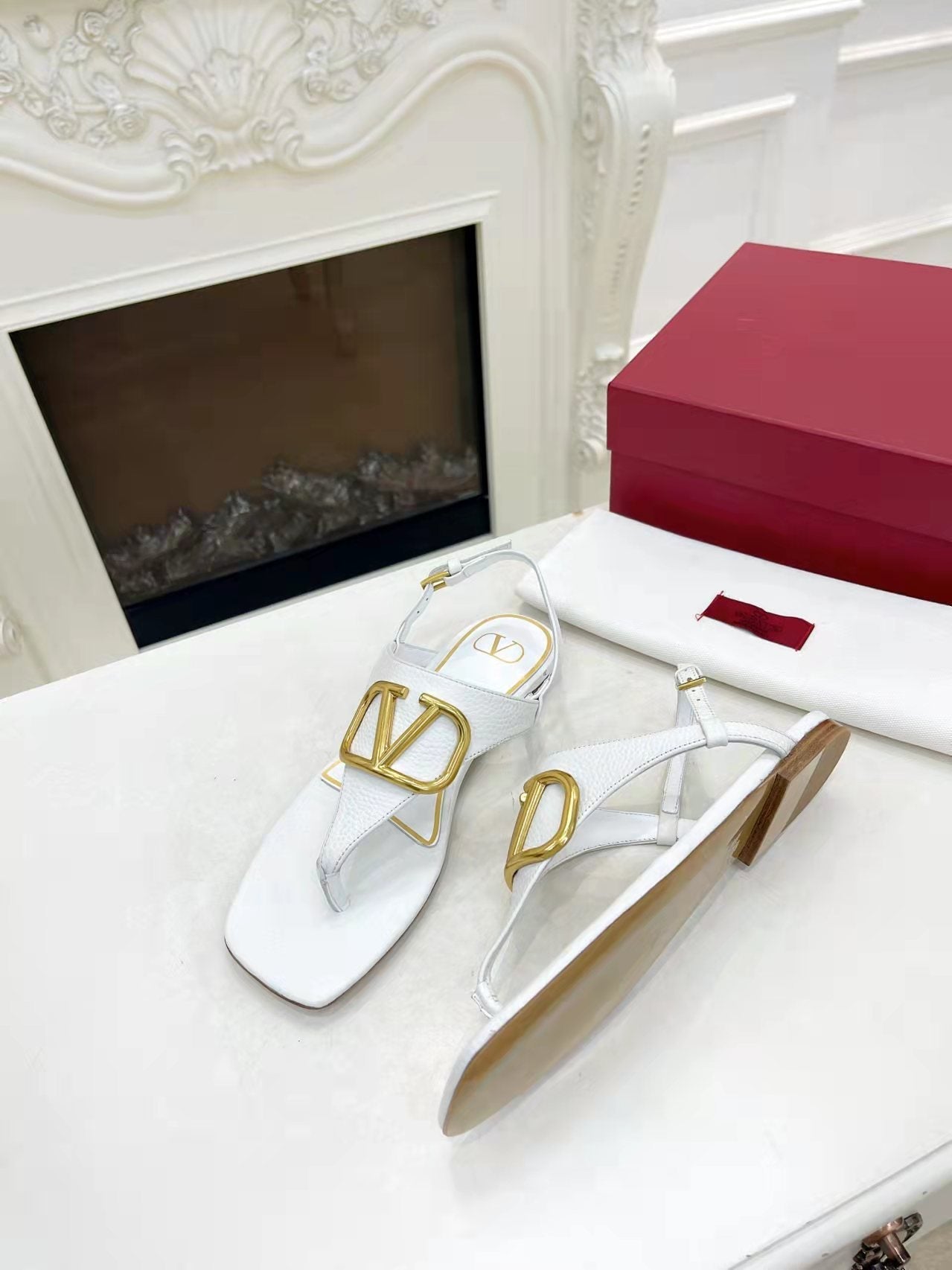 THONG SANDALS IN WHITE CALFSKIN WITH GOLD LOGO - 34