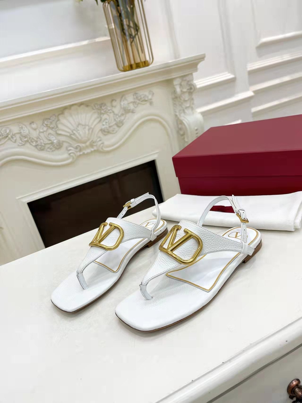 THONG SANDALS IN WHITE CALFSKIN WITH GOLD LOGO - 34