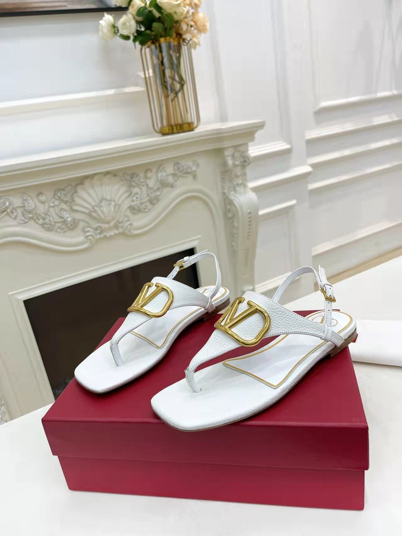 THONG SANDALS IN WHITE CALFSKIN WITH GOLD LOGO - 34