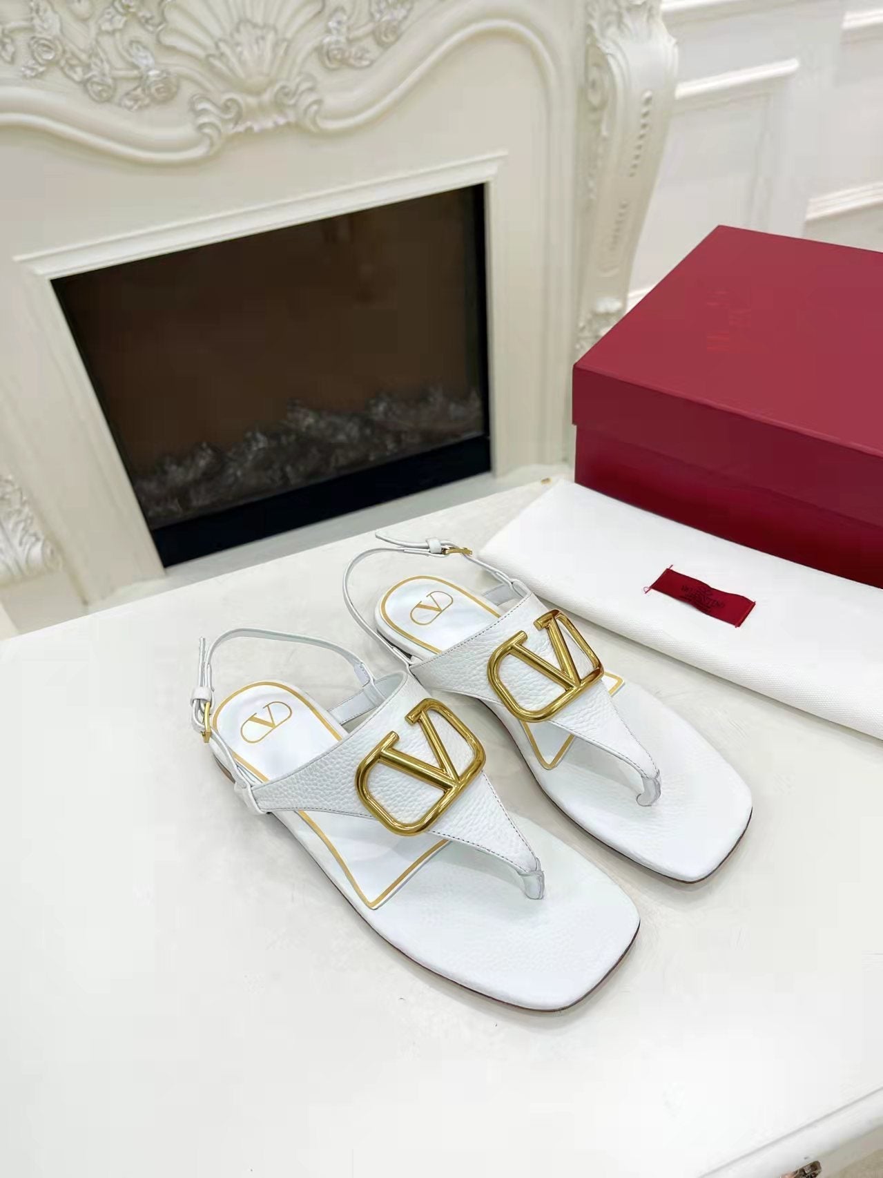 THONG SANDALS IN WHITE CALFSKIN WITH GOLD LOGO - 34