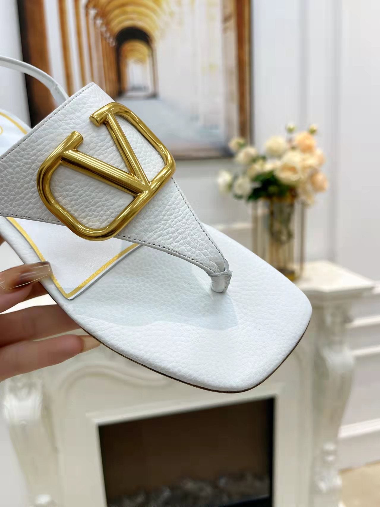 THONG SANDALS IN WHITE CALFSKIN WITH GOLD LOGO - 34