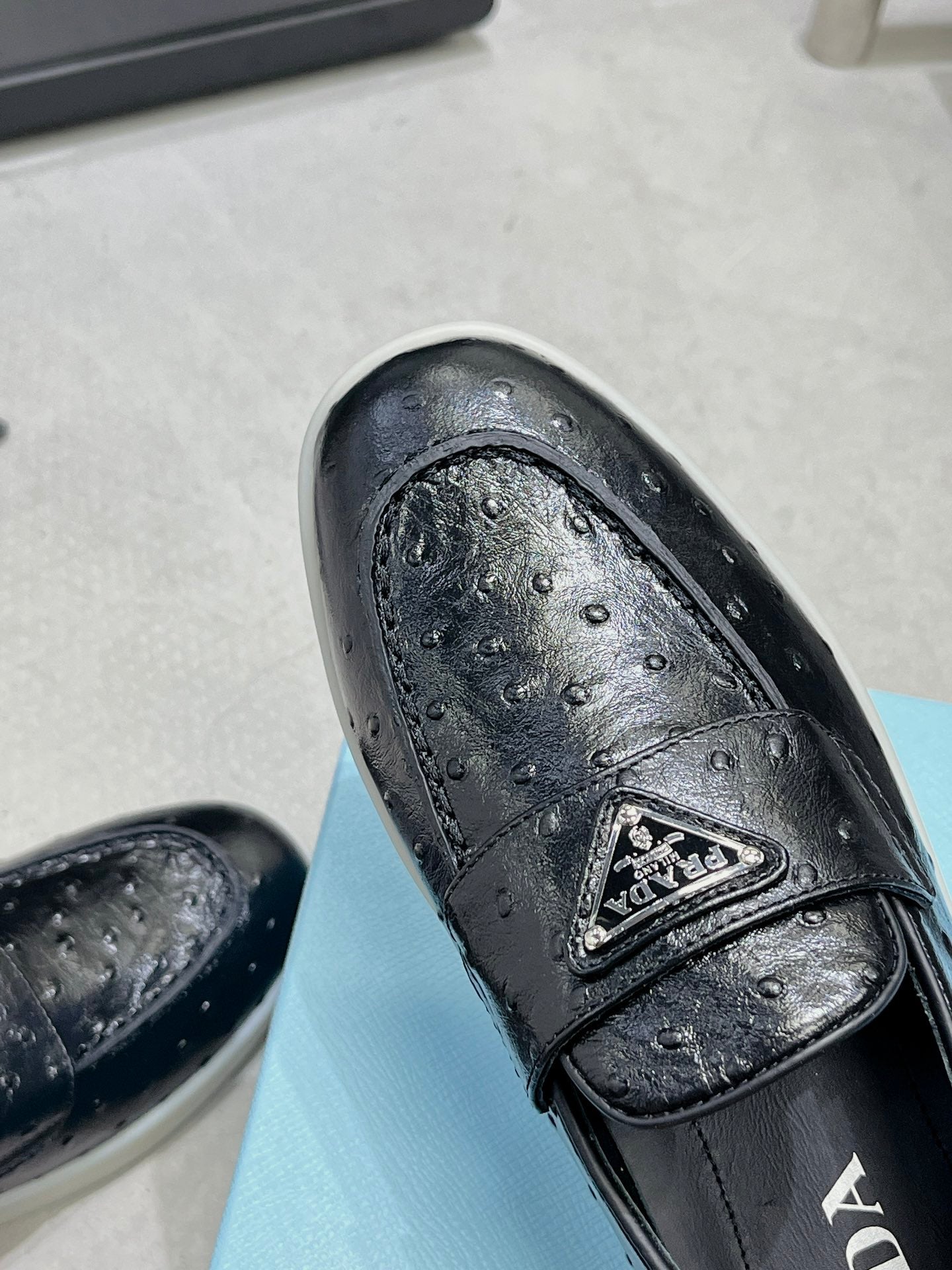 PRA OSTRICH PATTERN LOAFERS BLACK CALFSKIN - 35