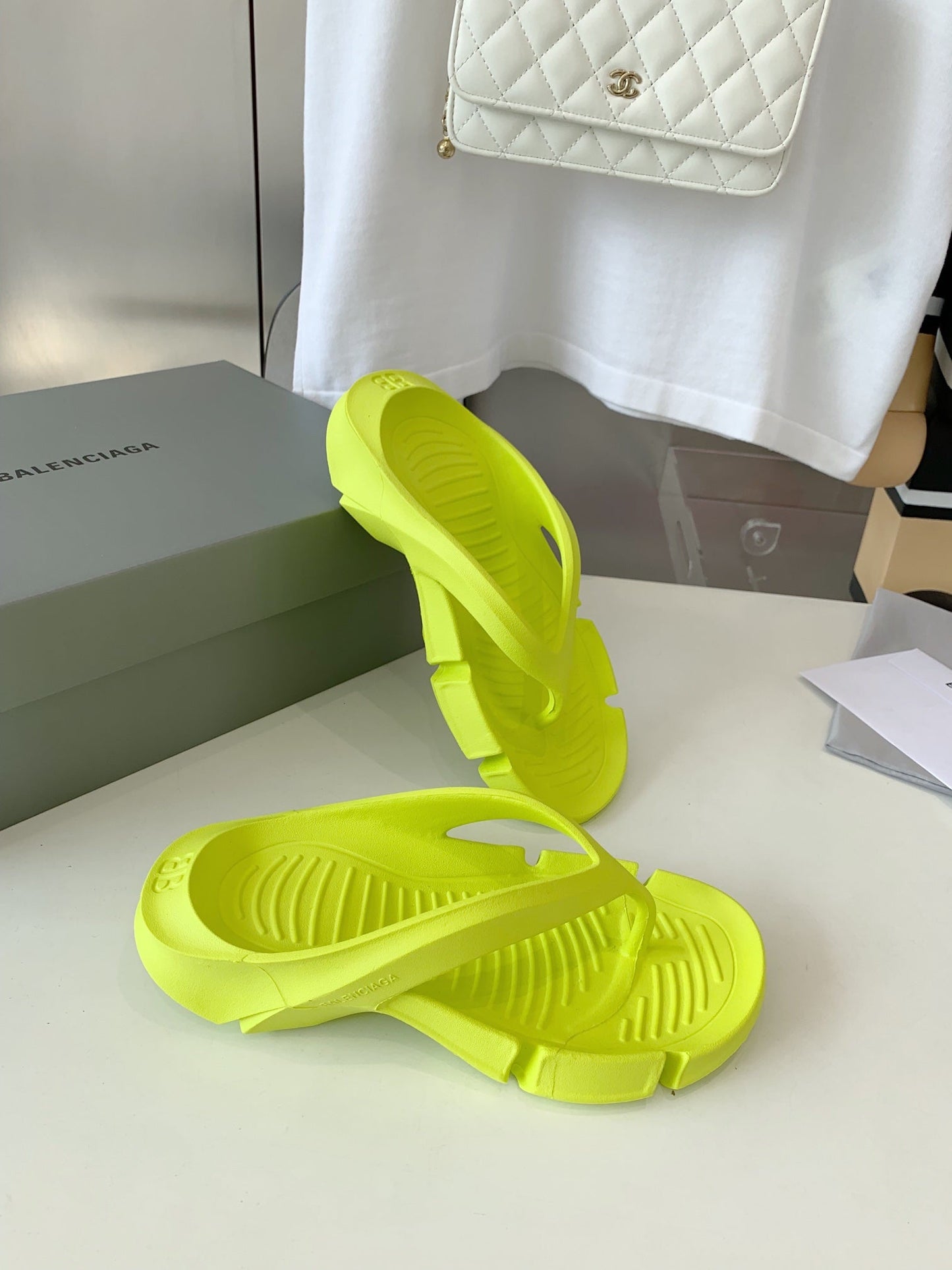 THONG SANDALS IN VOLT GREEN RUBBER - 35