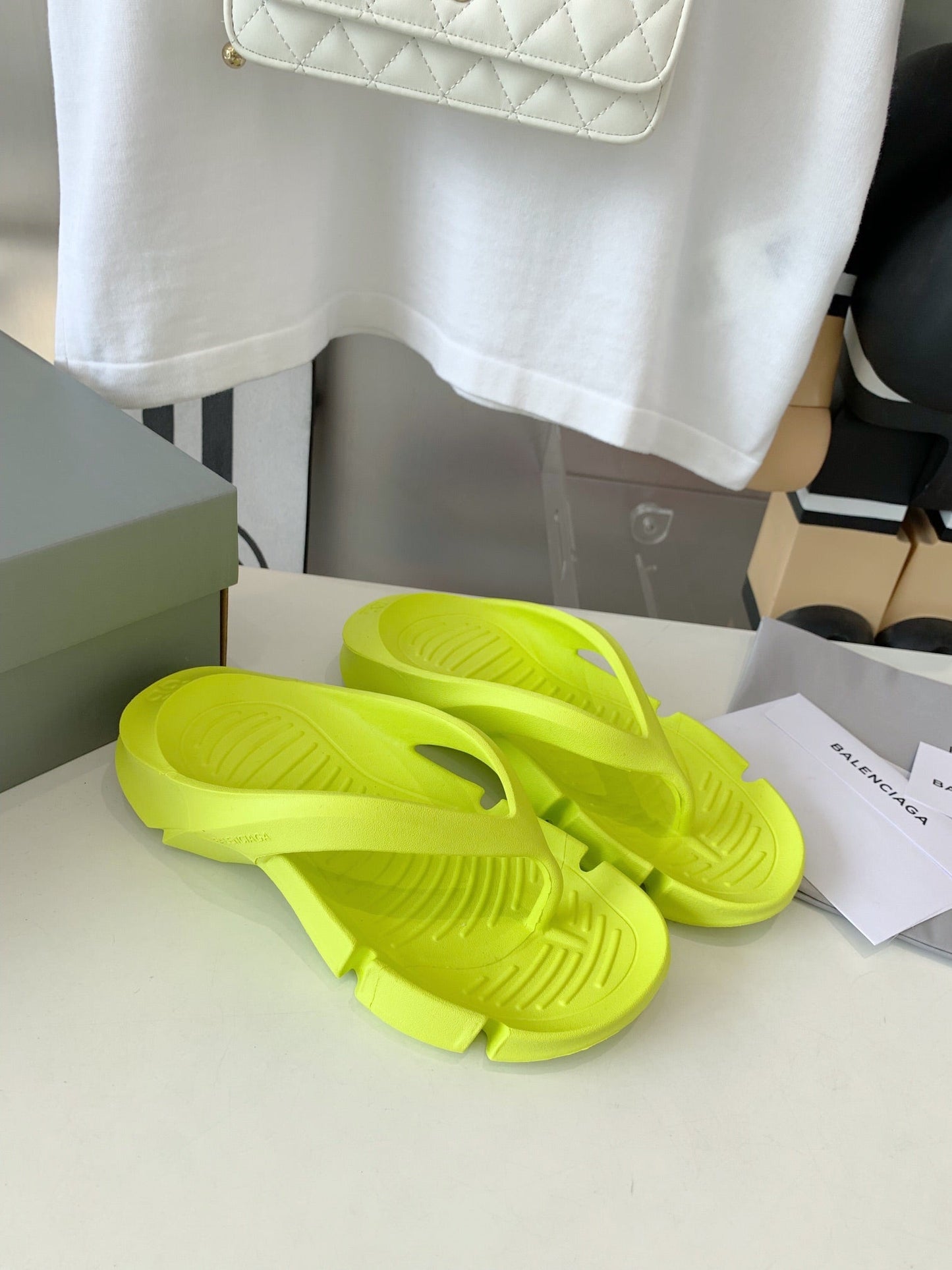 THONG SANDALS IN VOLT GREEN RUBBER - 35