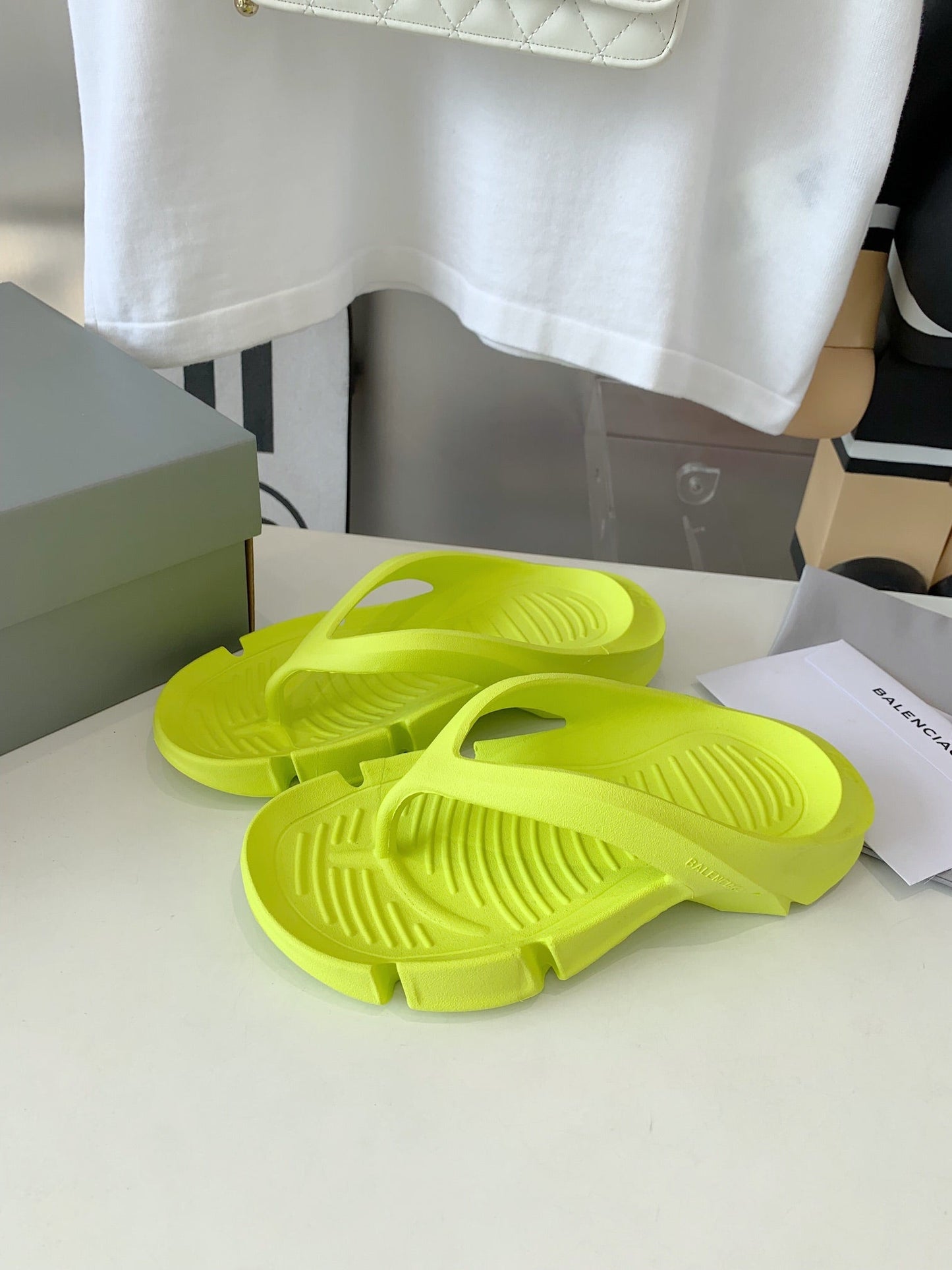 THONG SANDALS IN VOLT GREEN RUBBER - 35