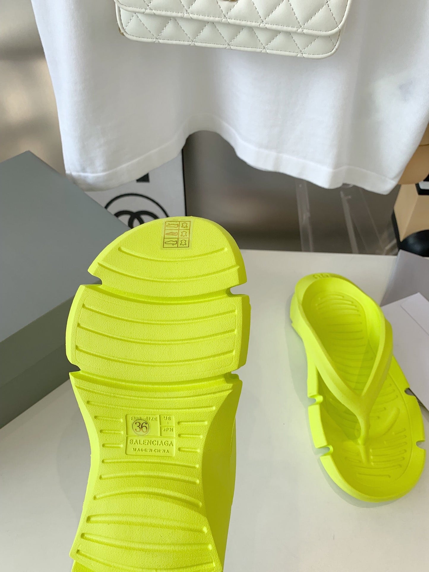 THONG SANDALS IN VOLT GREEN RUBBER - 35
