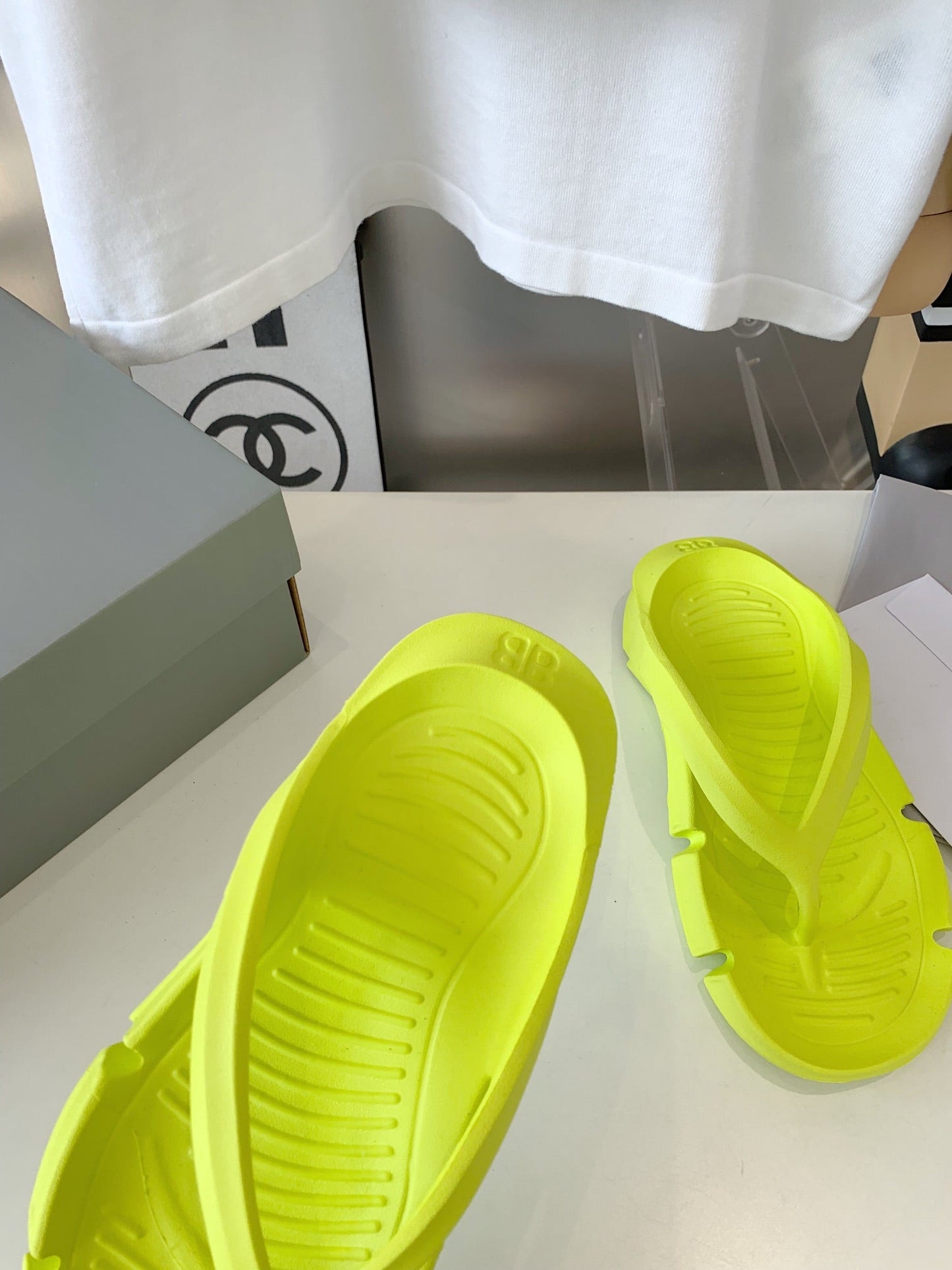 THONG SANDALS IN VOLT GREEN RUBBER - 35