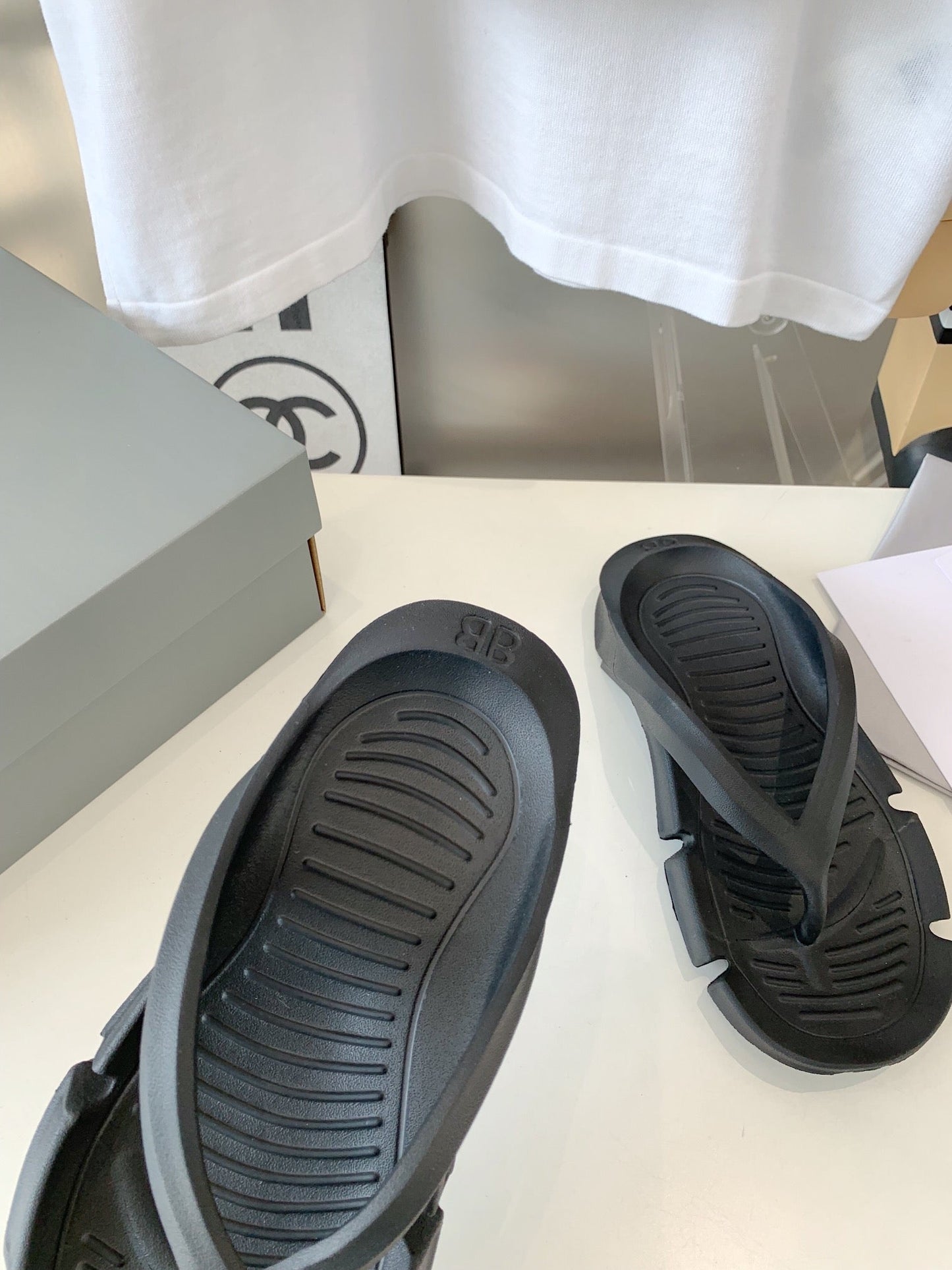 THONG SANDALS IN BLACK RUBBER - 35