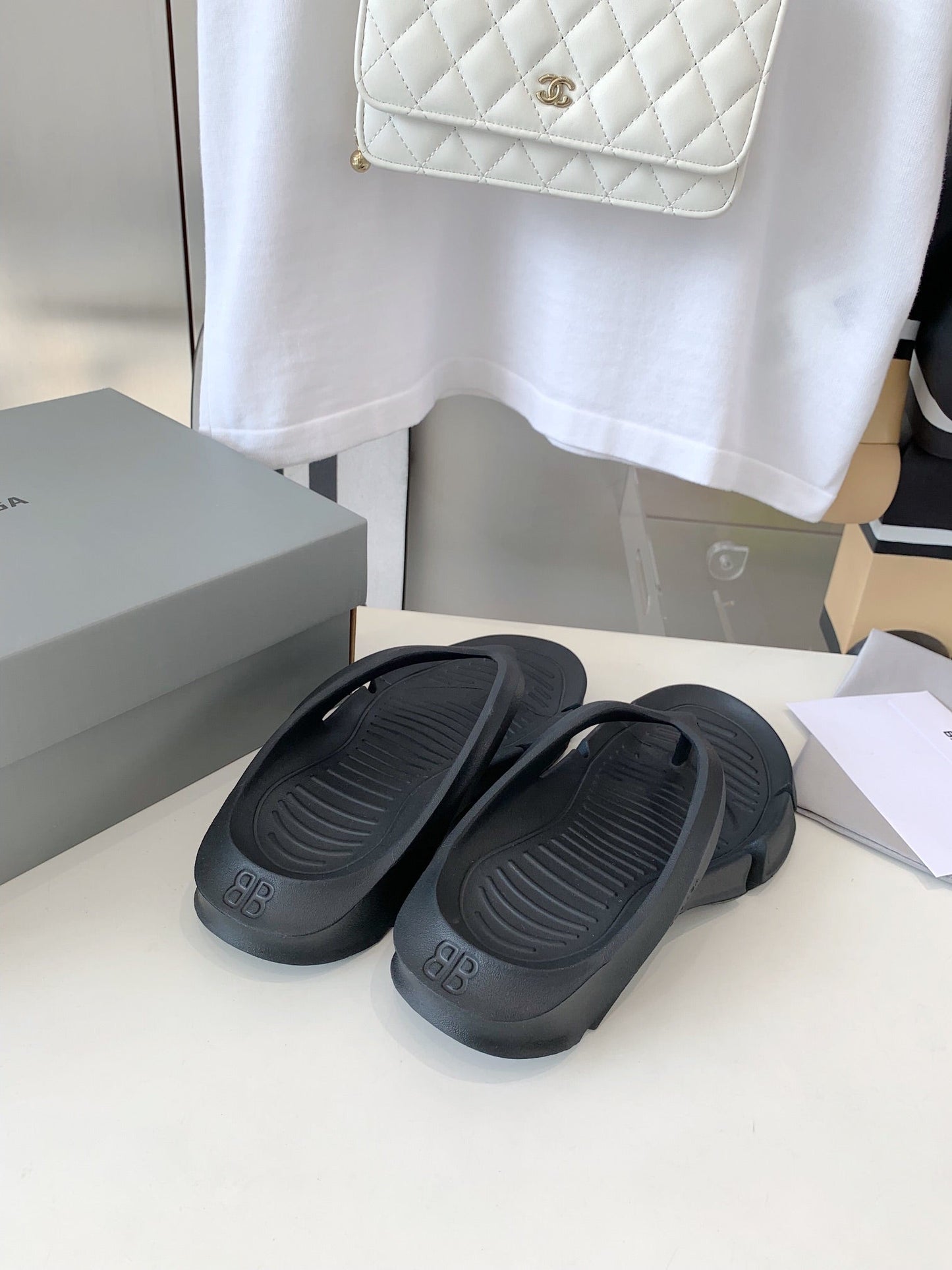 THONG SANDALS IN BLACK RUBBER - 35
