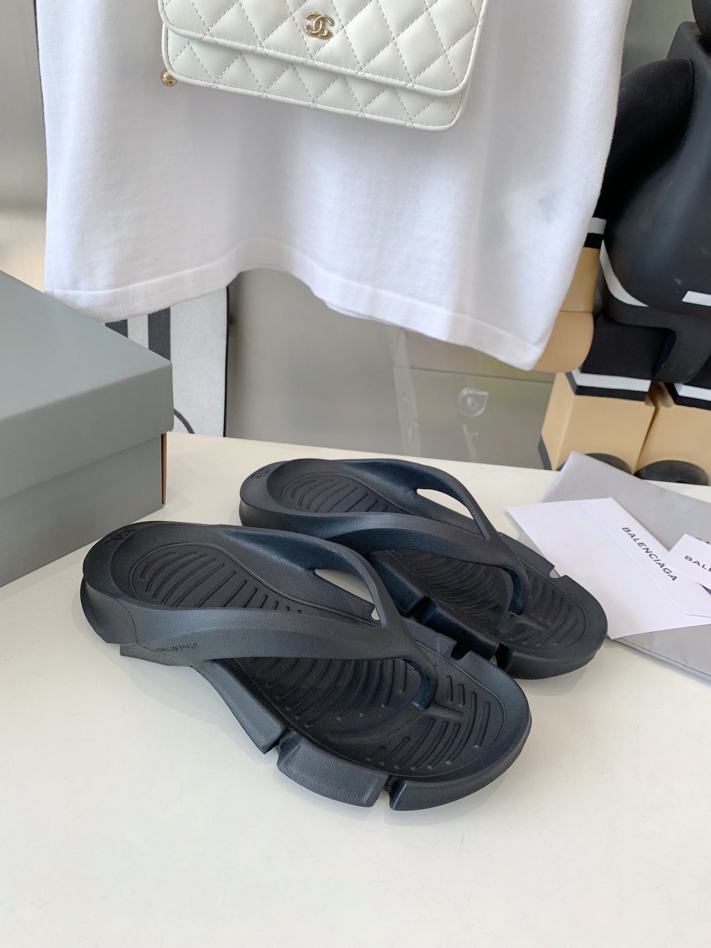 THONG SANDALS IN BLACK RUBBER - 35