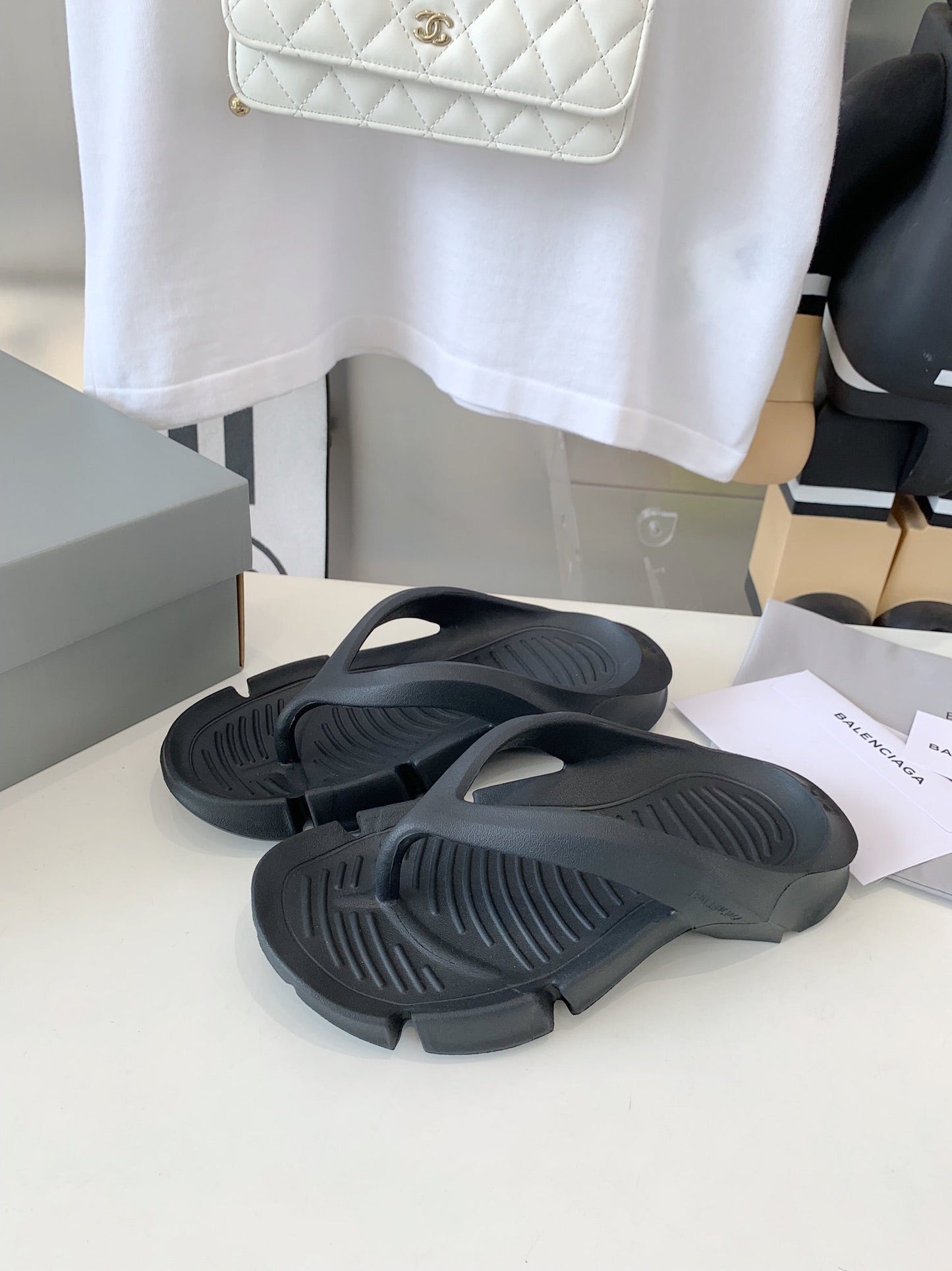 THONG SANDALS IN BLACK RUBBER - 35