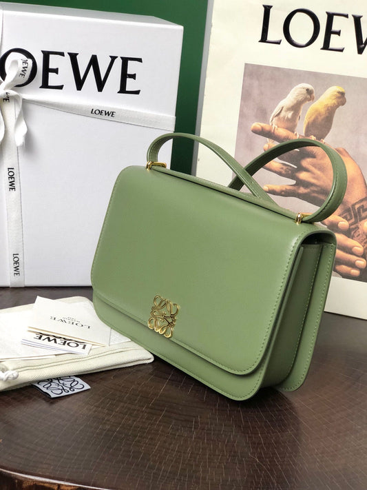 СУМКА LOEWE GOYA BAG 23 З ТЕЛЯЧОЇ ШКІРИ ШОВКОВИСТО-ЗЕЛЕНОГО КОЛЬОРУ