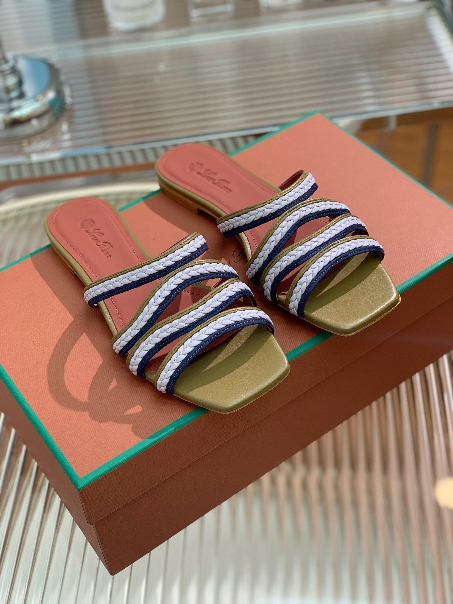LP SPRIGHTLY CHARMS FLAT SANDAL WHITE AND OLIVE CALFSKIN - 35