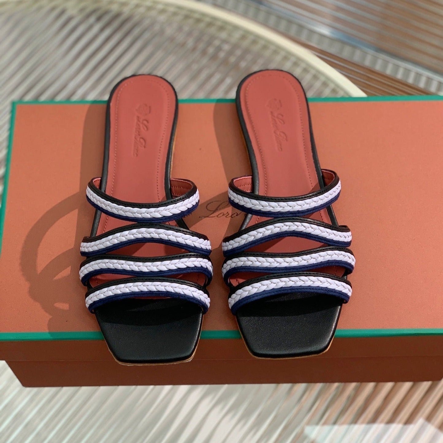 LP SPRIGHTLY CHARMS FLAT SANDAL WHITE AND BLACK CALFSKIN - 35