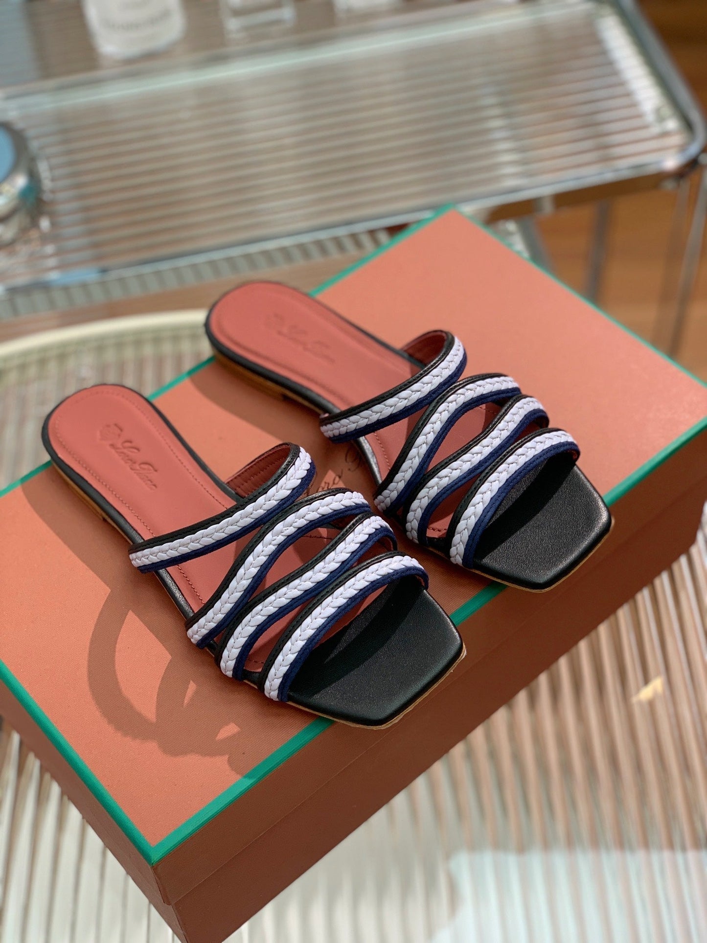 LP SPRIGHTLY CHARMS FLAT SANDAL WHITE AND BLACK CALFSKIN - 35