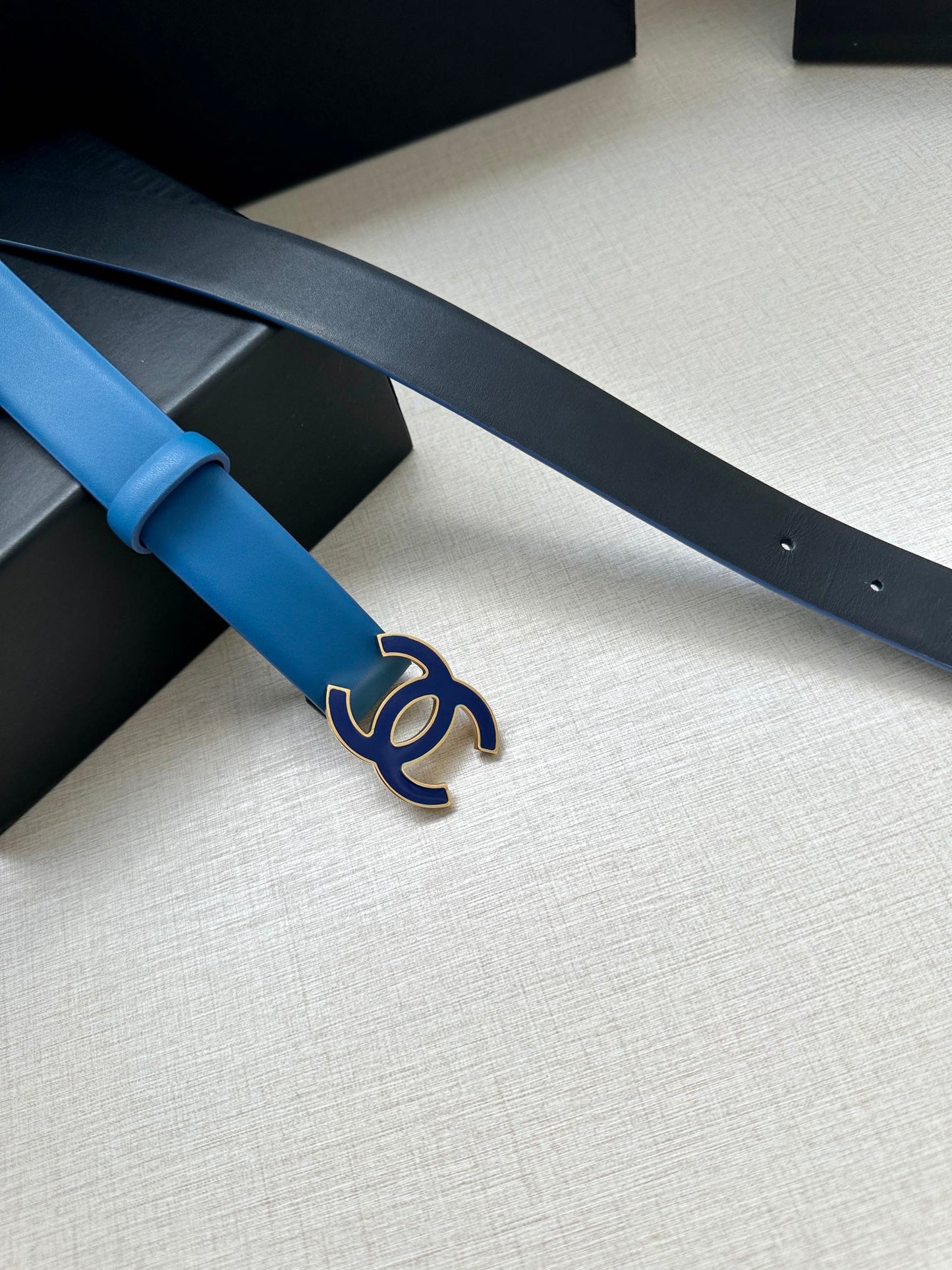 CC 30MM BELT IN COBALT BLUE SMOOTH CALFSKIN METAL HARDWARE - 30