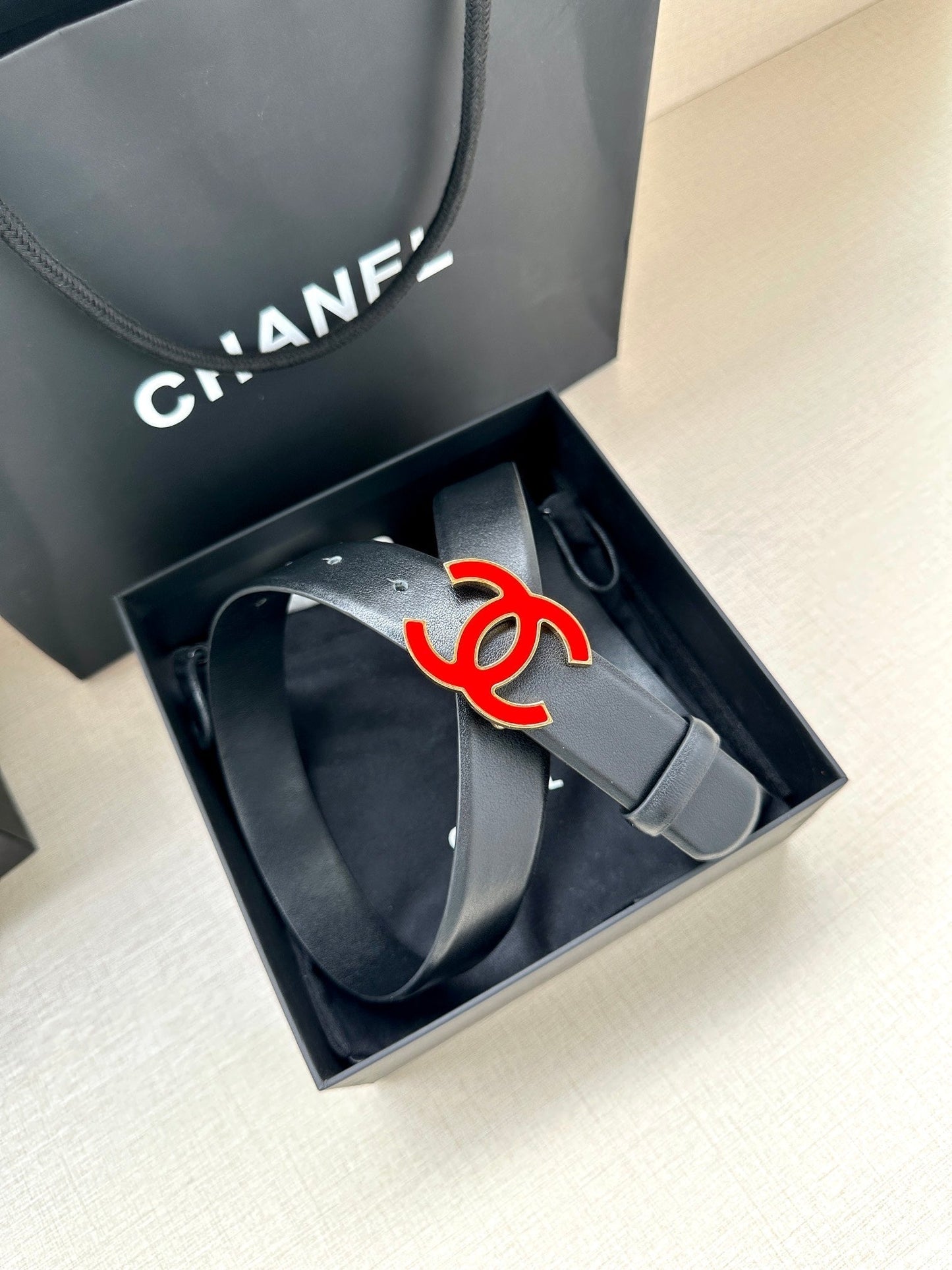 CC 30MM BELT IN BLACK SMOOTH CALFSKIN WITH RED METAL LOGO - 30