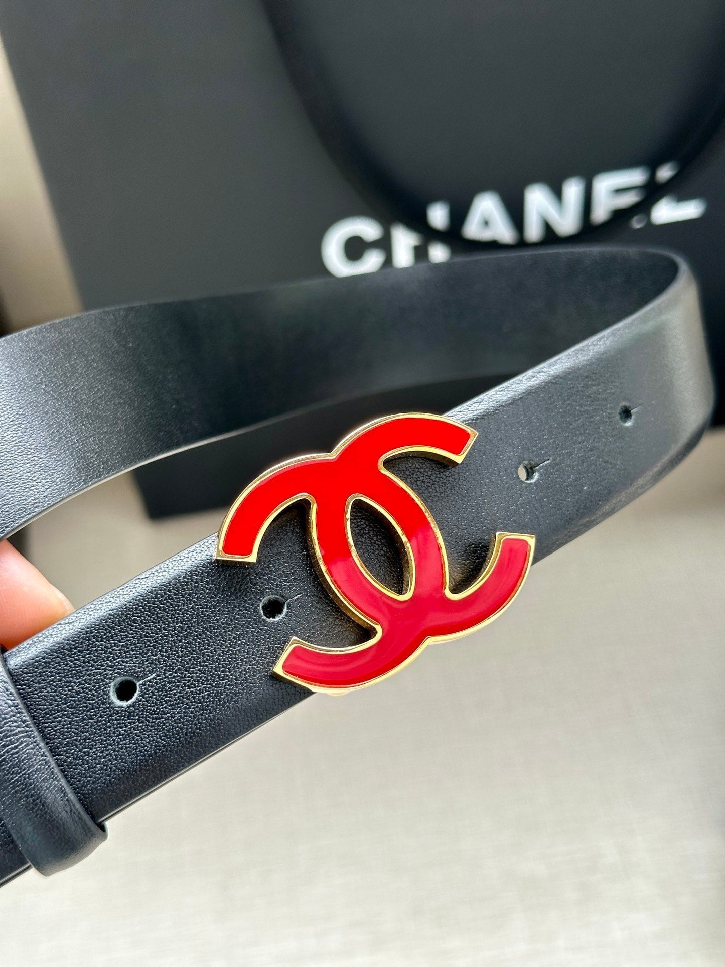 CC 30MM BELT IN BLACK SMOOTH CALFSKIN WITH RED METAL LOGO - 30