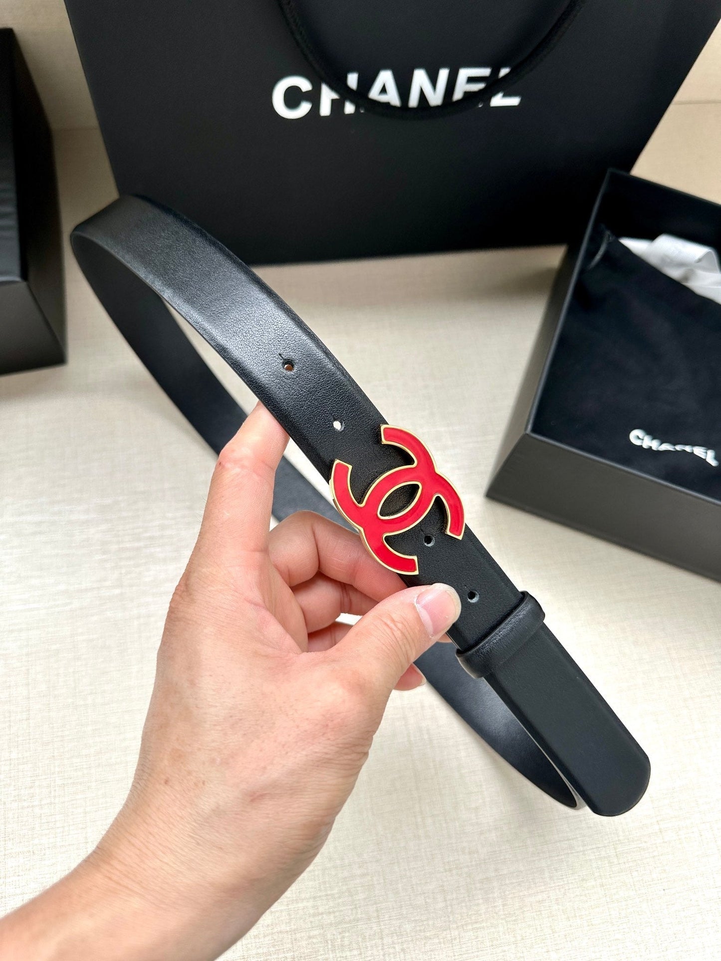 CC 30MM BELT IN BLACK SMOOTH CALFSKIN WITH RED METAL LOGO - 30