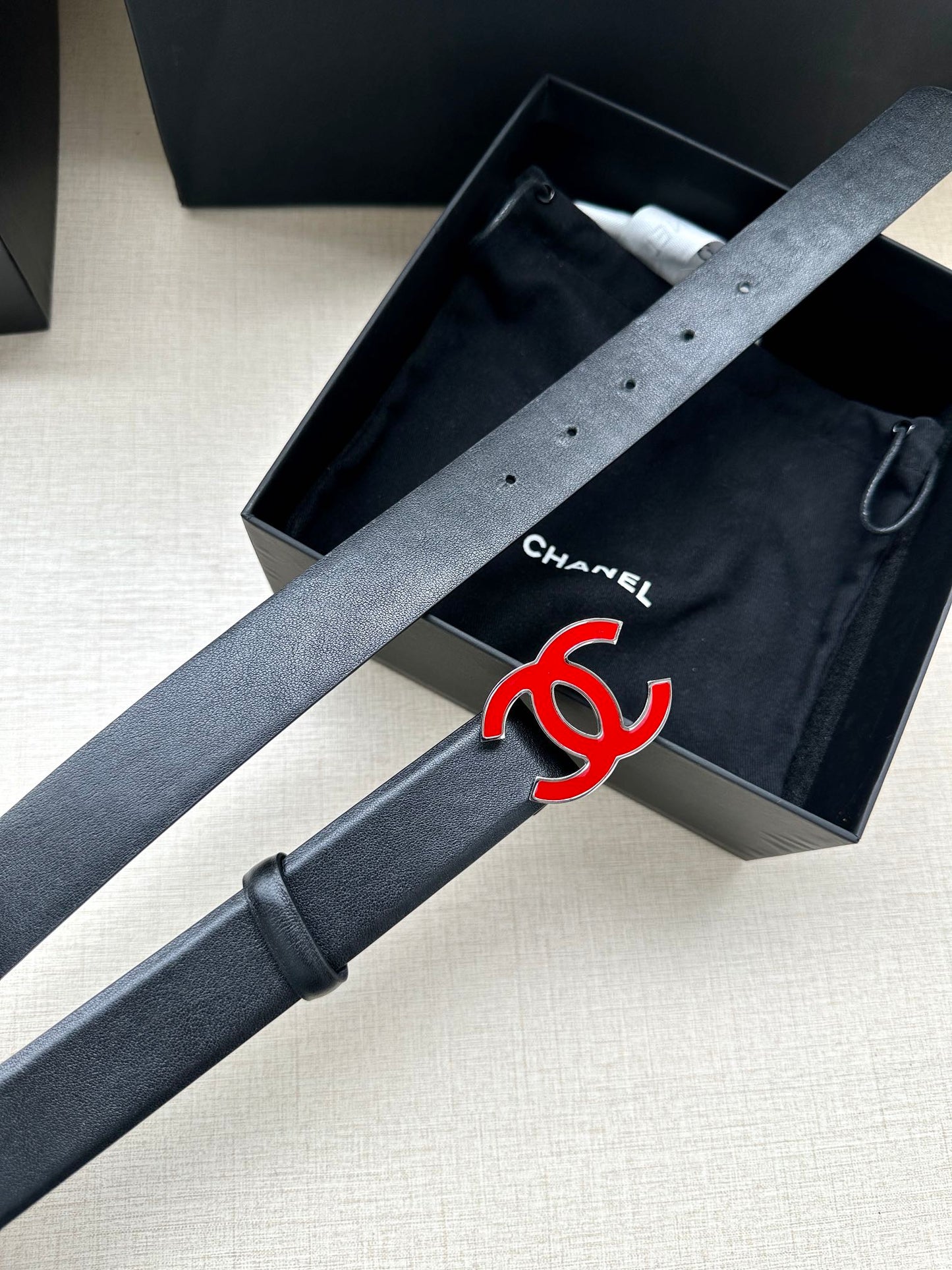 CC 30MM BELT IN BLACK SMOOTH CALFSKIN WITH RED METAL LOGO - 30