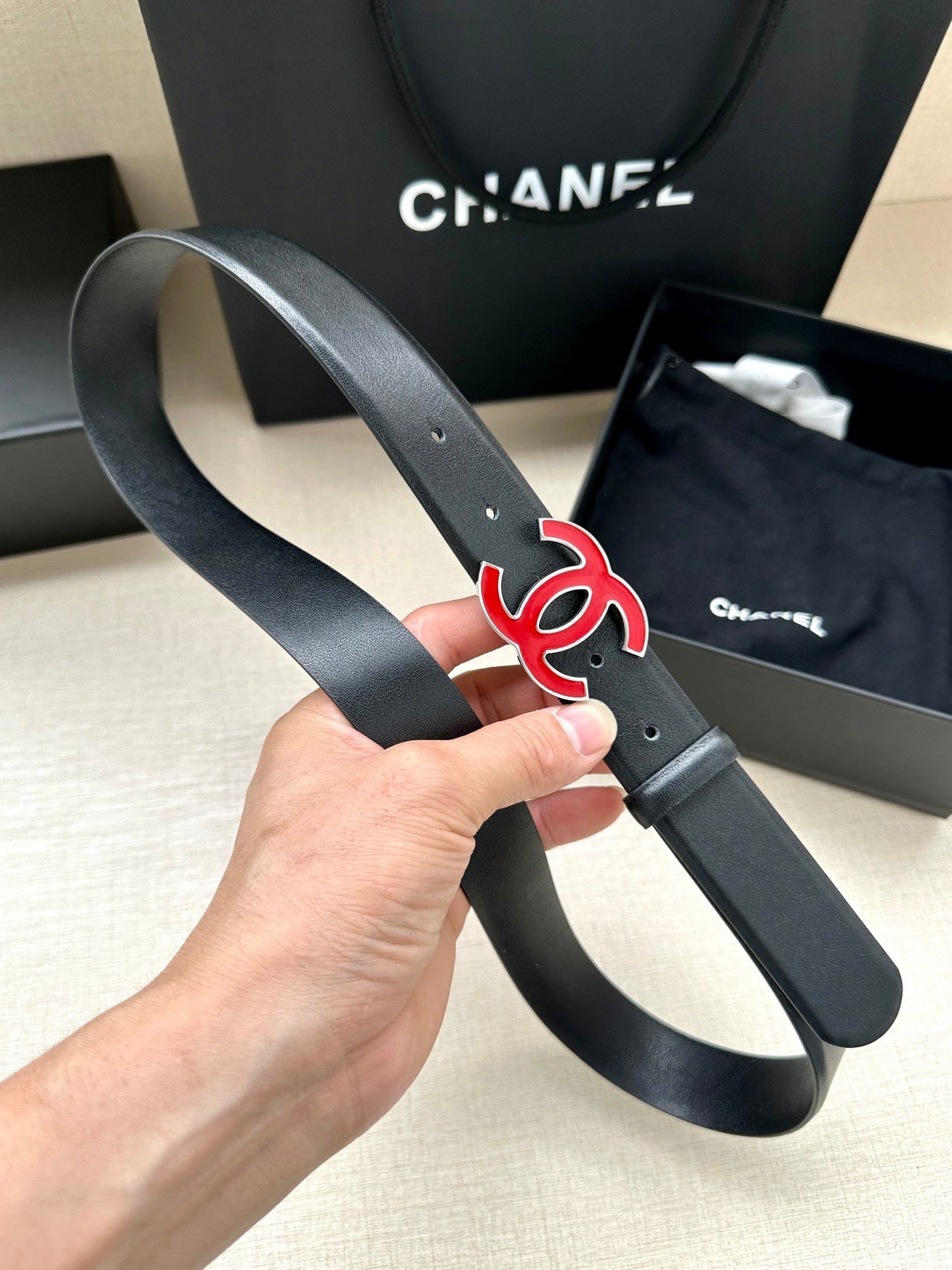 CC 30MM BELT IN BLACK SMOOTH CALFSKIN WITH RED METAL LOGO - 30