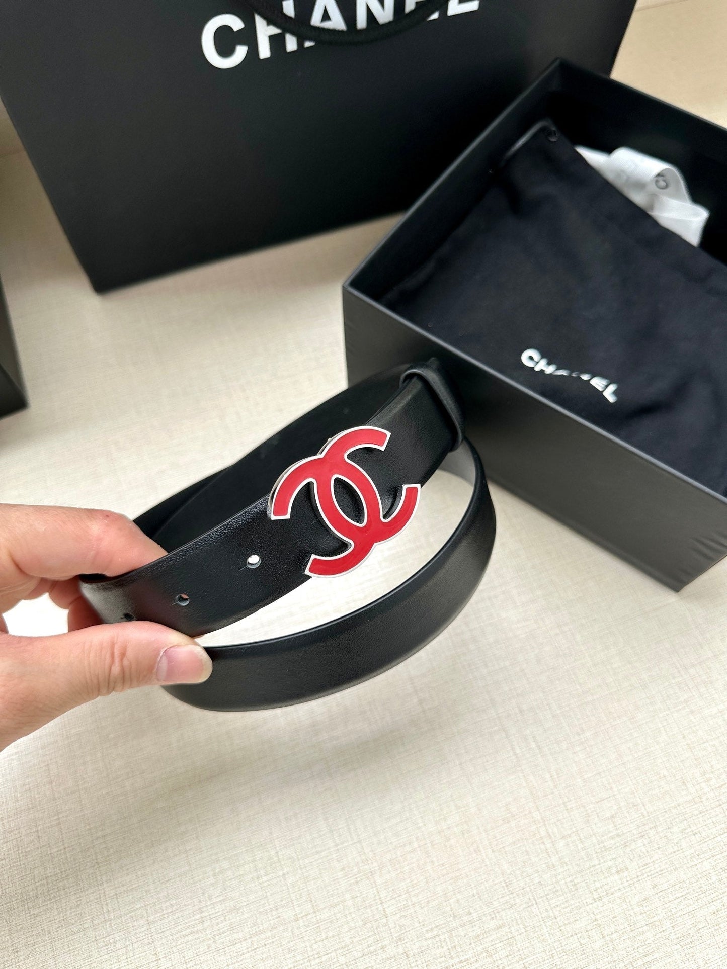 CC 30MM BELT IN BLACK SMOOTH CALFSKIN WITH RED METAL LOGO - 30
