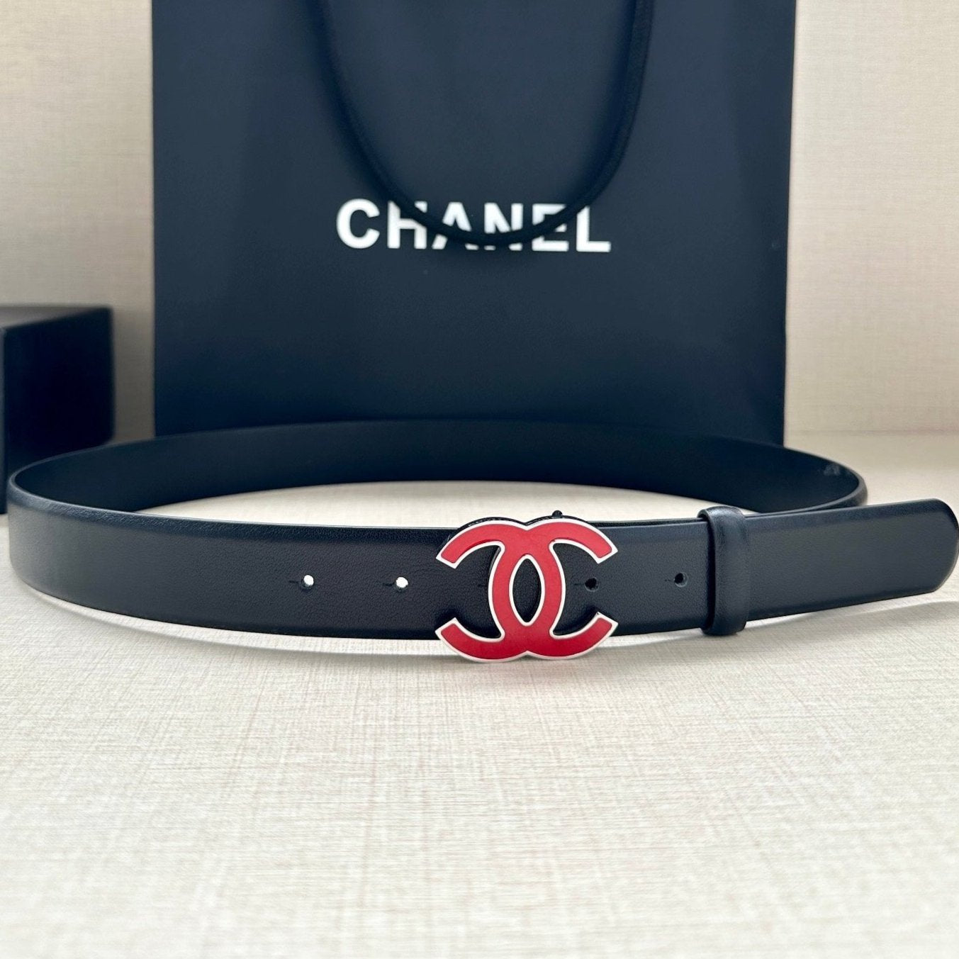 CC 30MM BELT IN BLACK SMOOTH CALFSKIN WITH RED METAL LOGO - 30