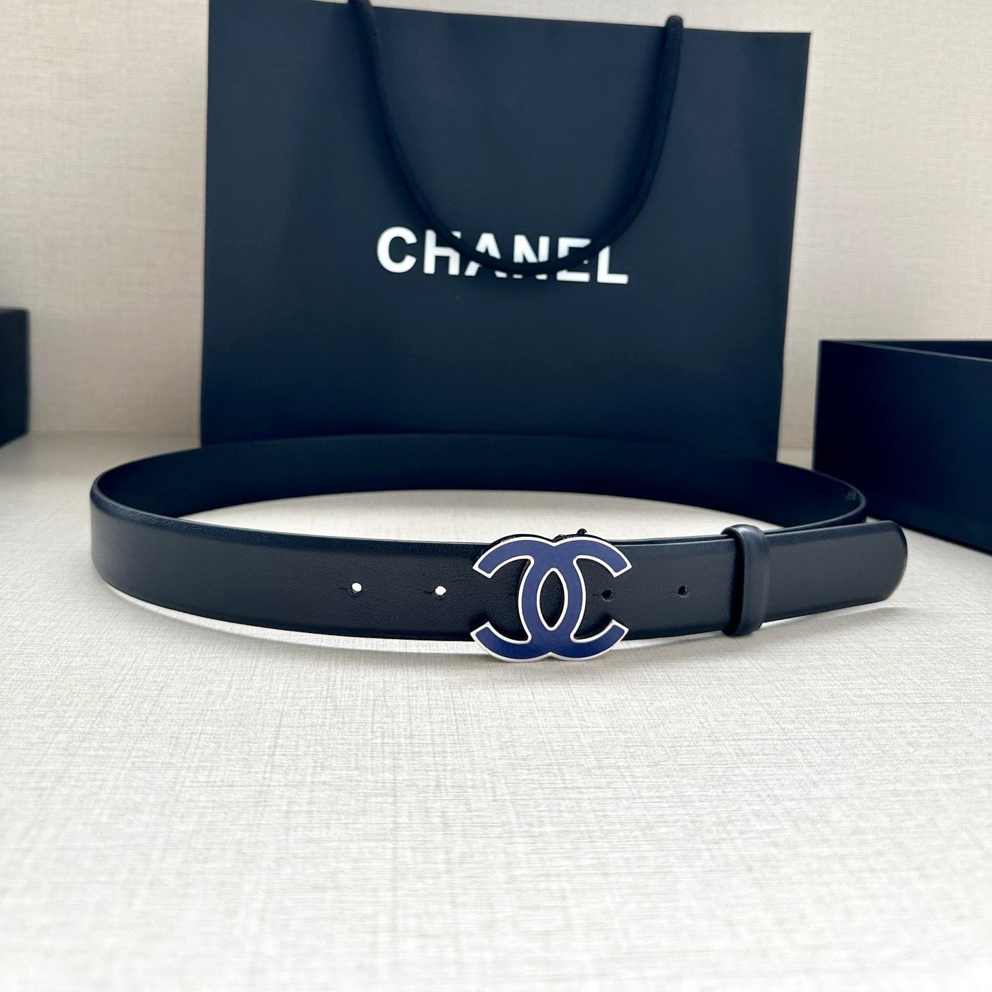 CC 30MM BELT IN BLACK SMOOTH CALFSKIN WITH NAVY BLUE METAL LOGO - 30