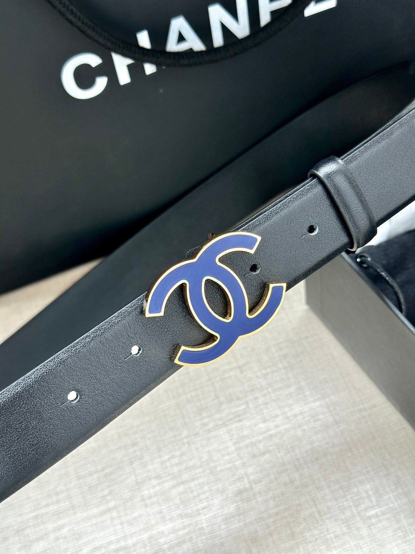 CC 30MM BELT IN BLACK SMOOTH CALFSKIN WITH NAVY BLUE METAL LOGO - 30