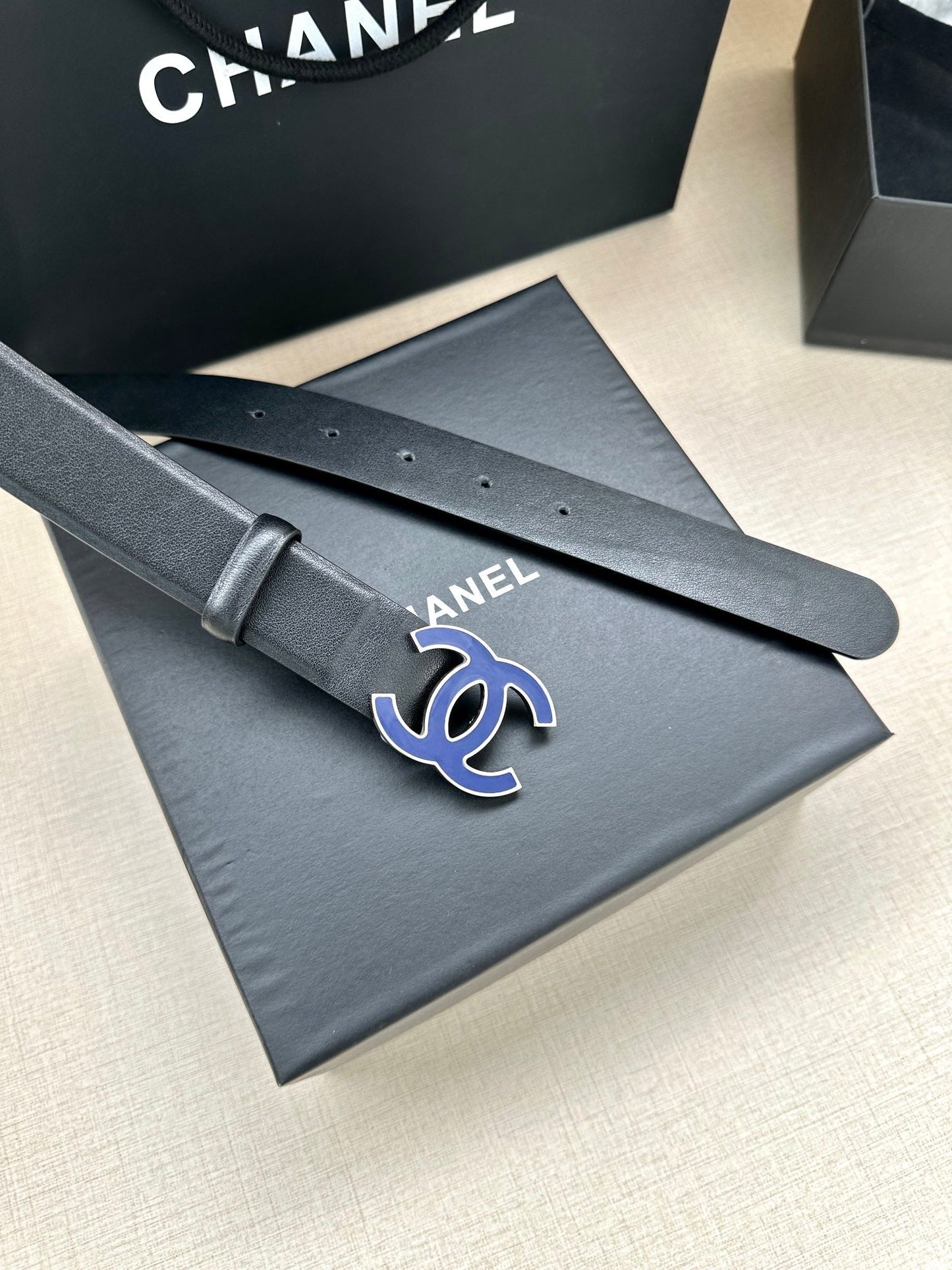 CC 30MM BELT IN BLACK SMOOTH CALFSKIN WITH NAVY BLUE METAL LOGO - 30