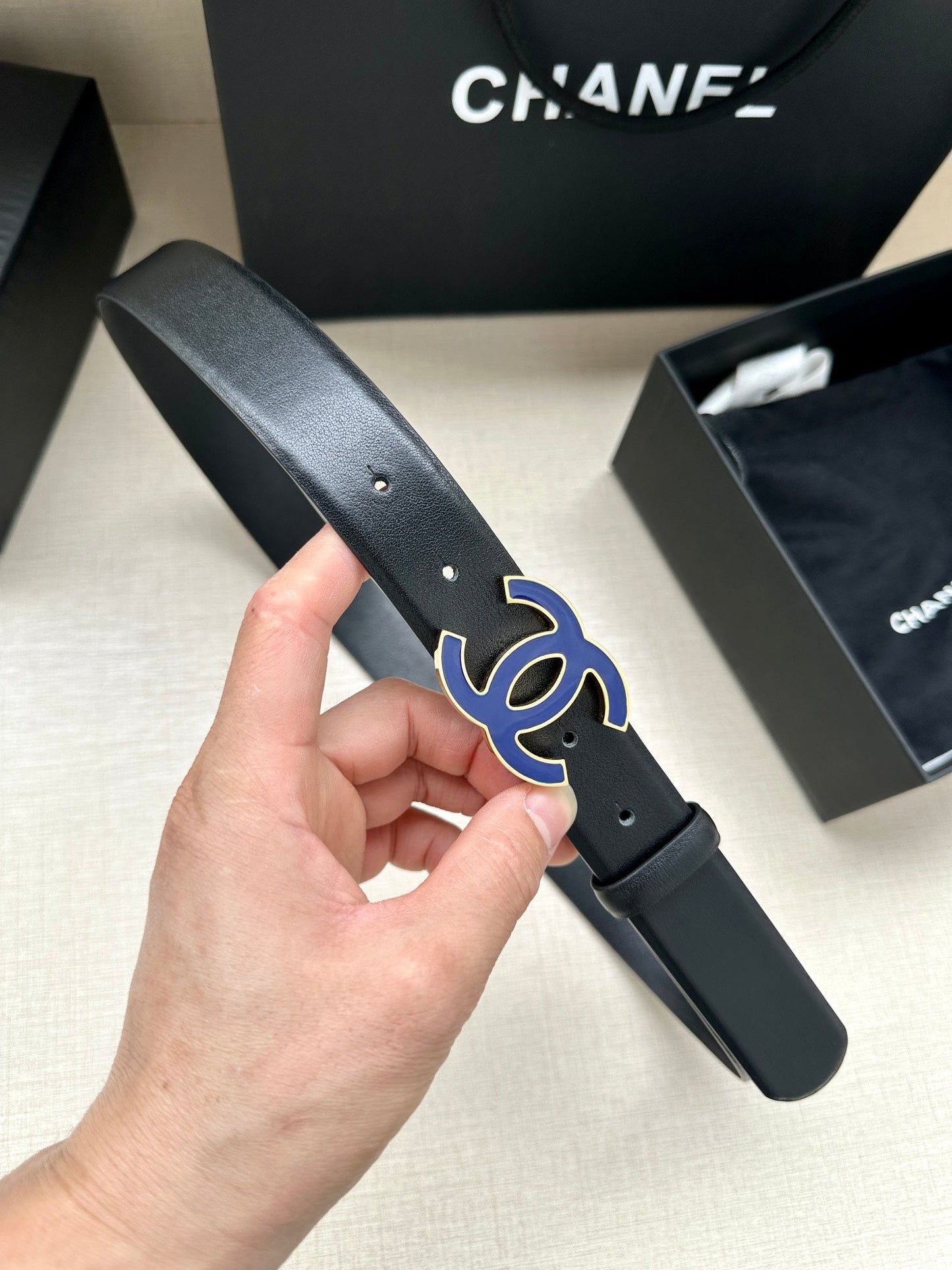 CC 30MM BELT IN BLACK SMOOTH CALFSKIN WITH NAVY BLUE METAL LOGO - 30