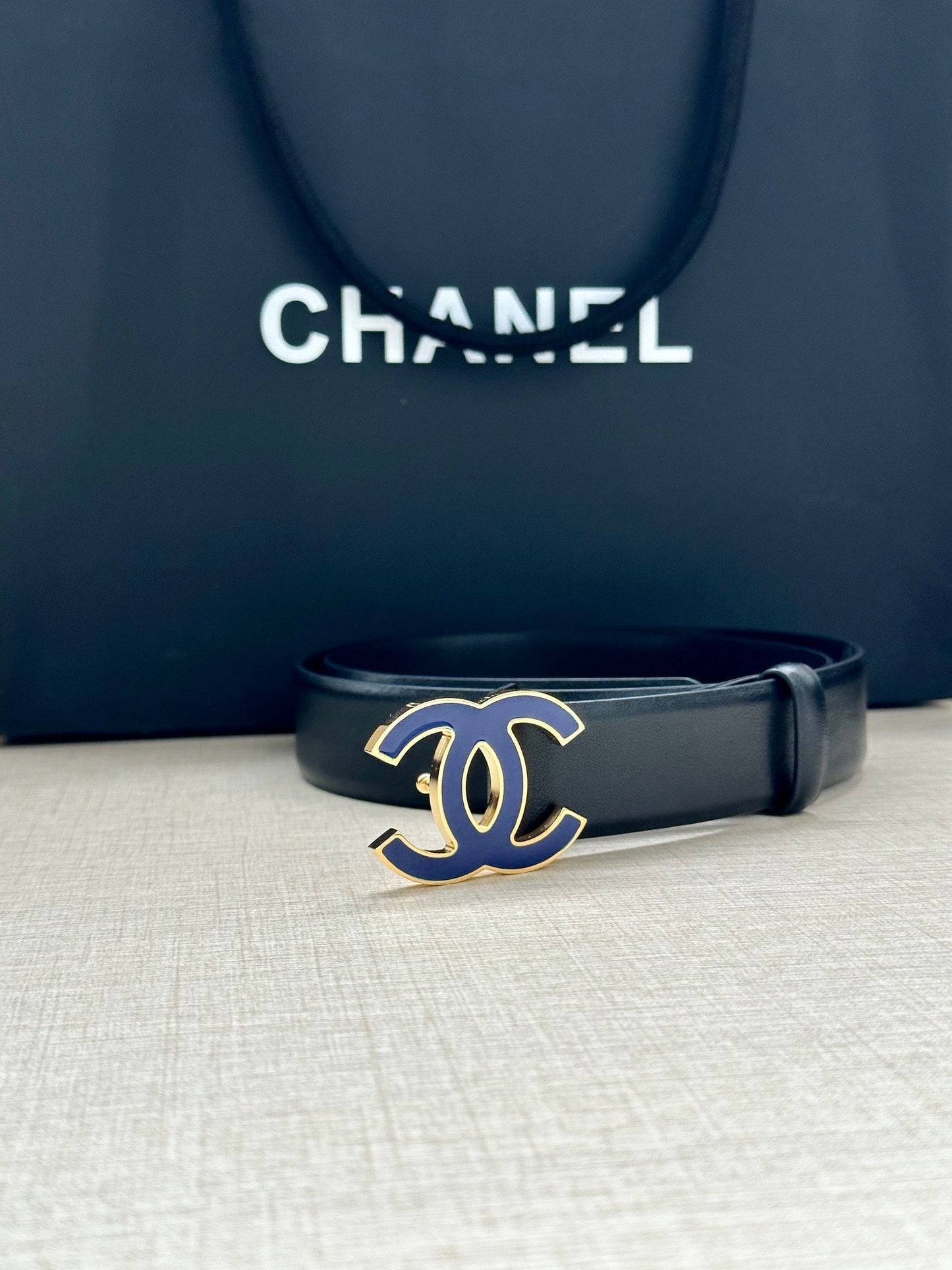 CC 30MM BELT IN BLACK SMOOTH CALFSKIN WITH NAVY BLUE METAL LOGO - 30