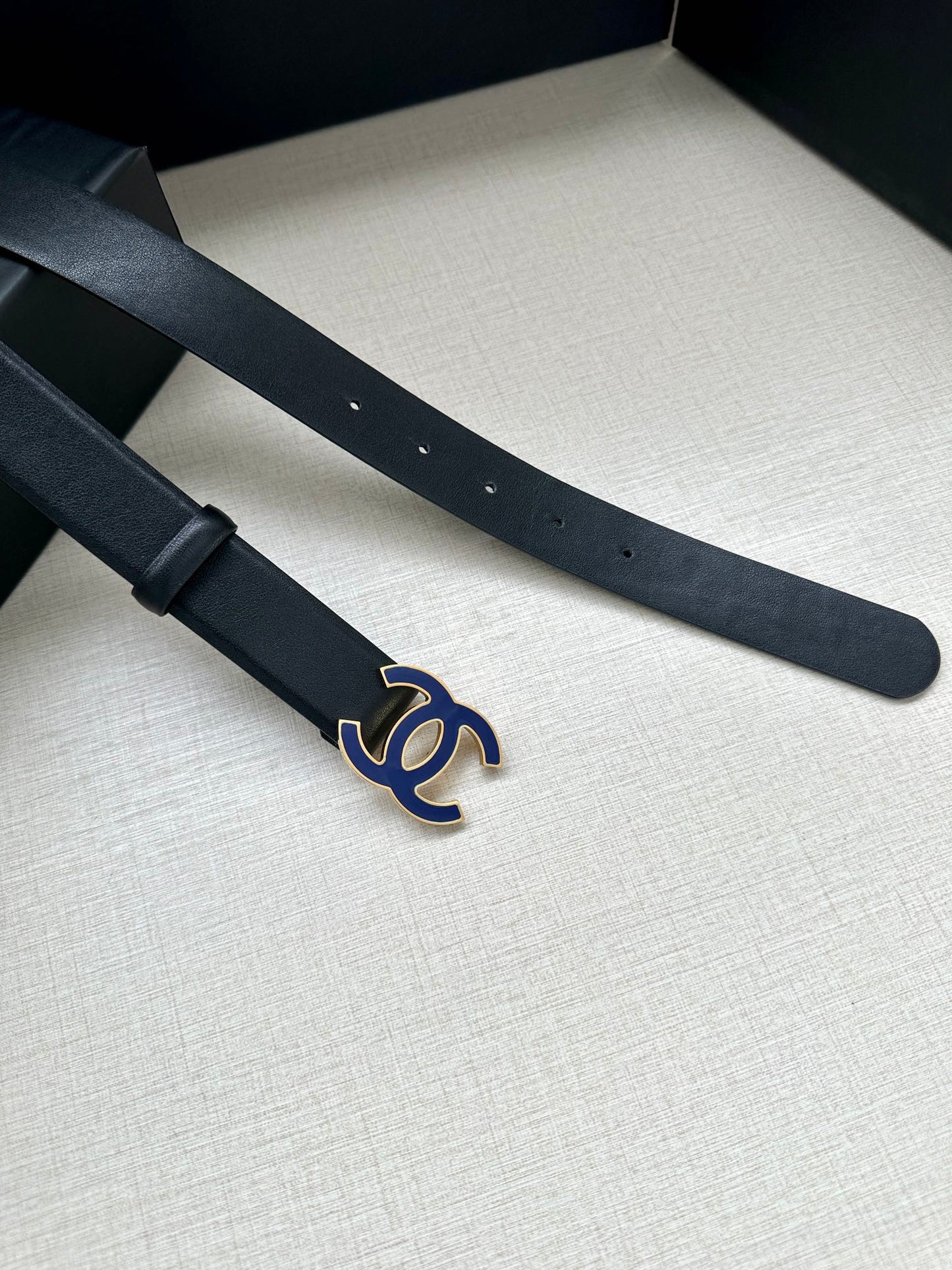 CC 30MM BELT IN BLACK SMOOTH CALFSKIN WITH NAVY BLUE METAL LOGO - 30
