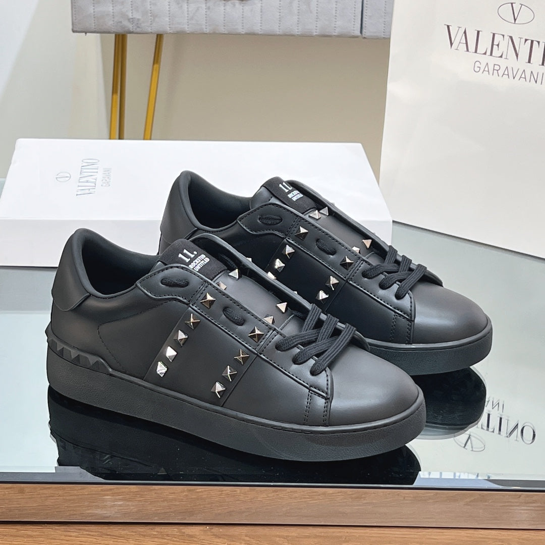 VALENTINO 25S GARAVANI ROCKSTUD UNTITLED STUDDED SNEAKERS IN BLACK LAMBSKIN - 35