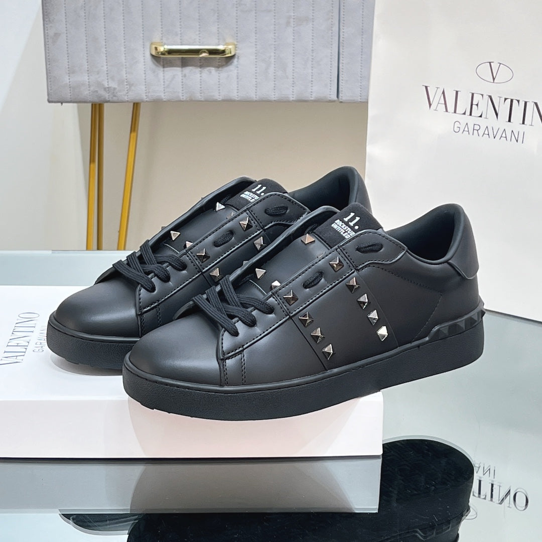 VALENTINO 25S GARAVANI ROCKSTUD UNTITLED STUDDED SNEAKERS IN BLACK LAMBSKIN - 35