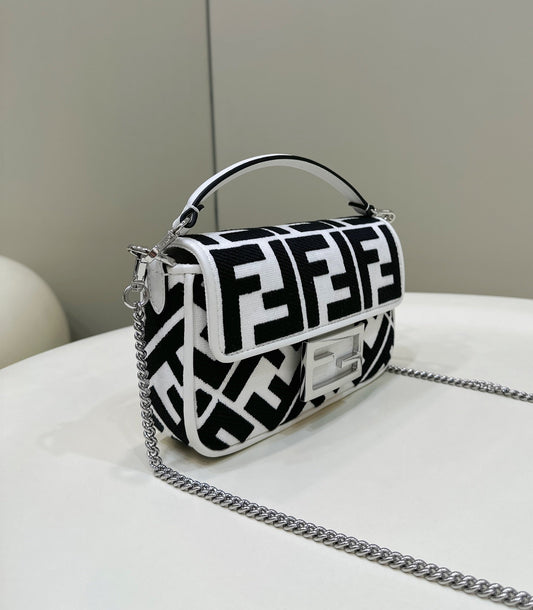 Сумка FENDI 19 BAGUETTE ЧОРНА З БІЛИМ ПОЛОТНОМ ТА ЗОЛОТОЮ ФУРНІТУРОЮ