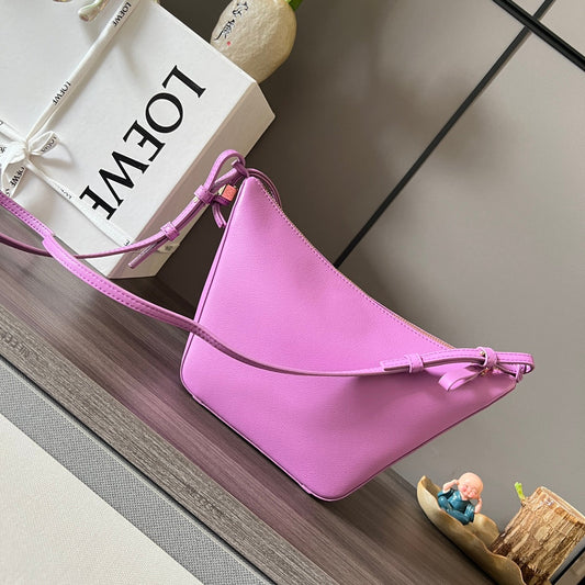 Сумка LOEWE LUNA HOBO 28 зі шкіри теляти кольору «гарячий рожевий»