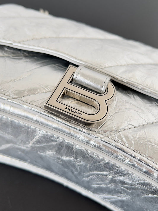 CRUSH CHAINED BAG 25 З СРІБНОЇ МЕТАЛІЗОВАНОЇ ПРОСТІБАНОЇ ТЕЛЯЧОЇ ШКІРИ CRUSHED