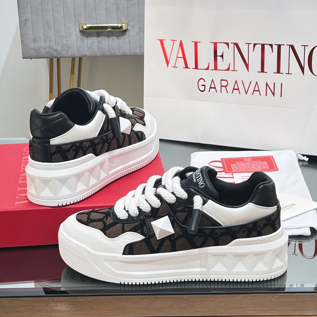VALENTINO 25S GARAVANI ONE STUD XL PLATFORM SNEAKERS IN WHITE LAMBSKIN AND BROWN CANVAS - 35