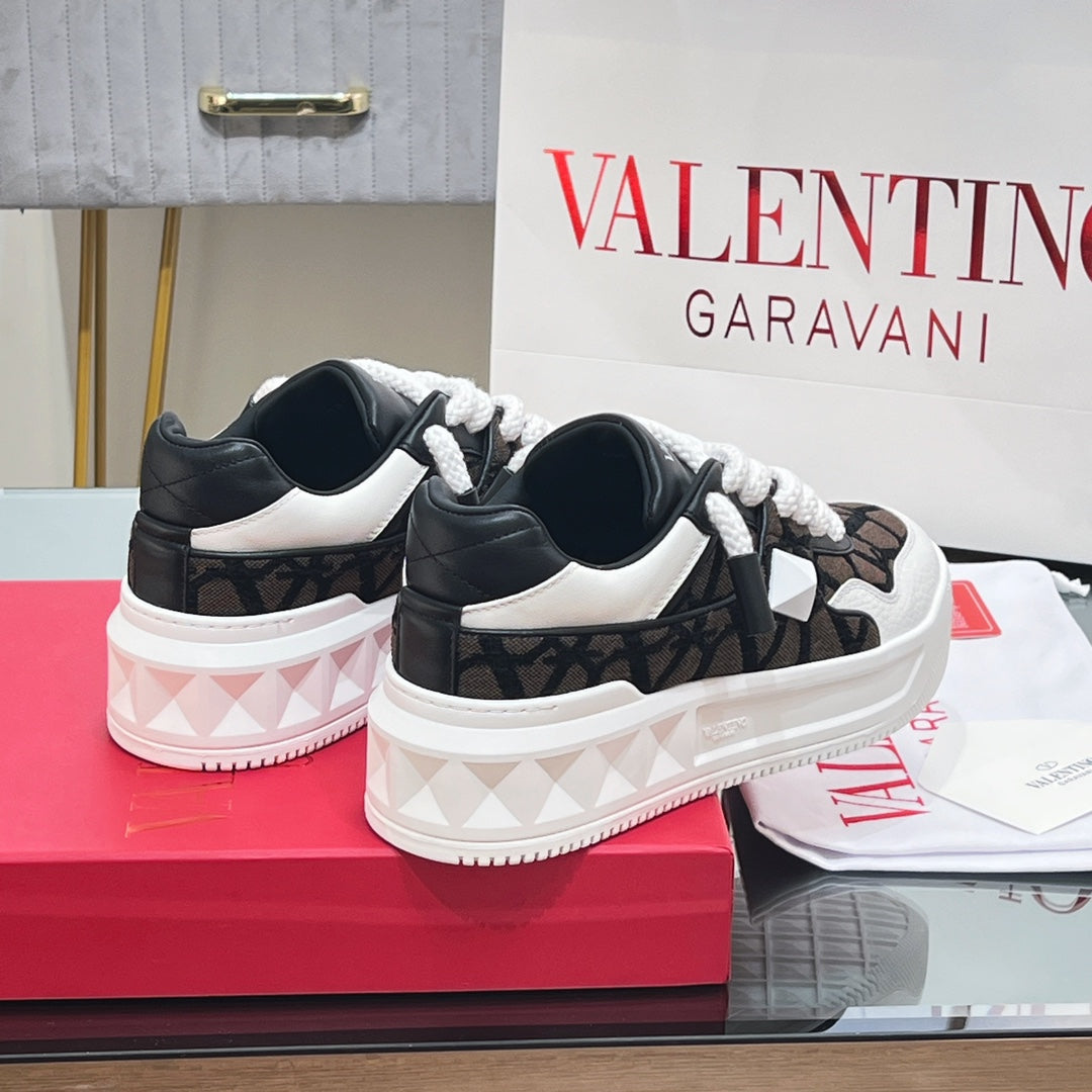 VALENTINO 25S GARAVANI ONE STUD XL PLATFORM SNEAKERS IN WHITE LAMBSKIN AND BROWN CANVAS - 35