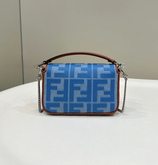 СУМКА FENDI 19 BAGUETTE З БЛАКИТНОГО КАНВАСУ ЗІ СРІБНОЮ ФУРНІТУРОЮ