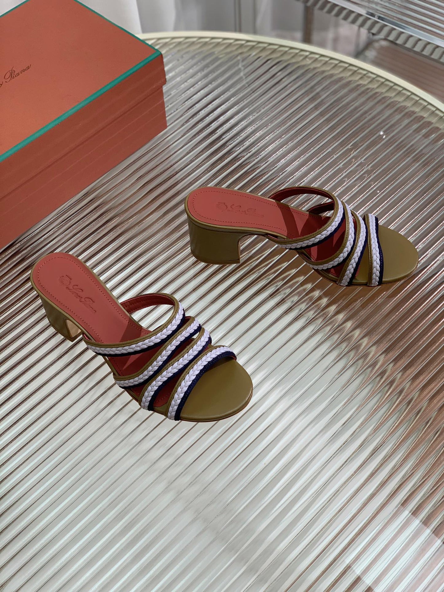 LP SPRIGHTLY CHARMS MID-SANDAL WHITE AND OLIVE CALFSKIN - 35